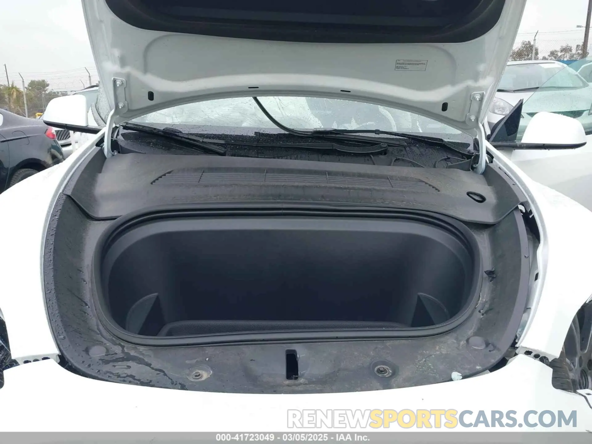 10 Photograph of a damaged car 7SAYGDEEXRF230169 TESLA MODEL Y 2024