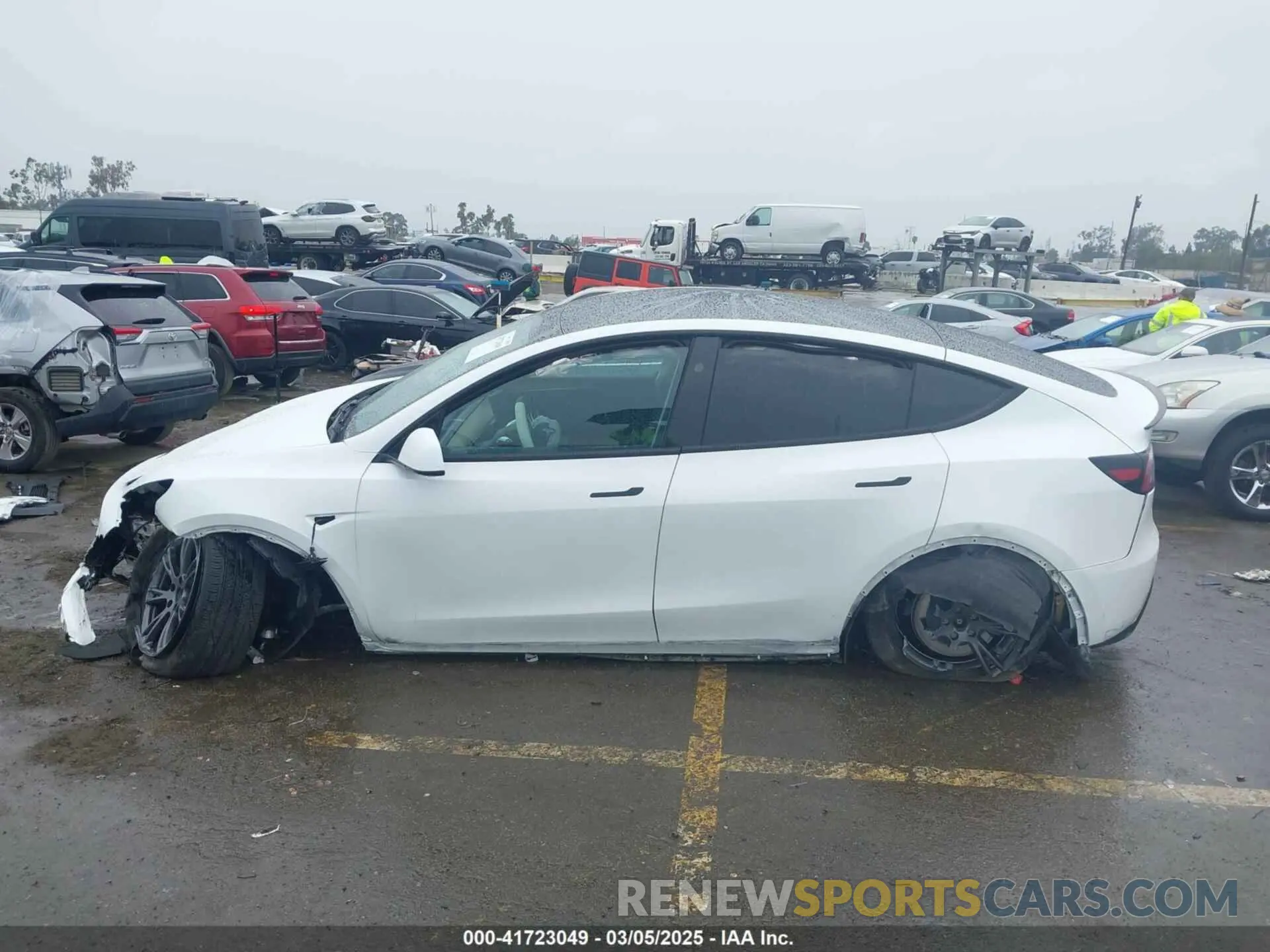 14 Photograph of a damaged car 7SAYGDEEXRF230169 TESLA MODEL Y 2024