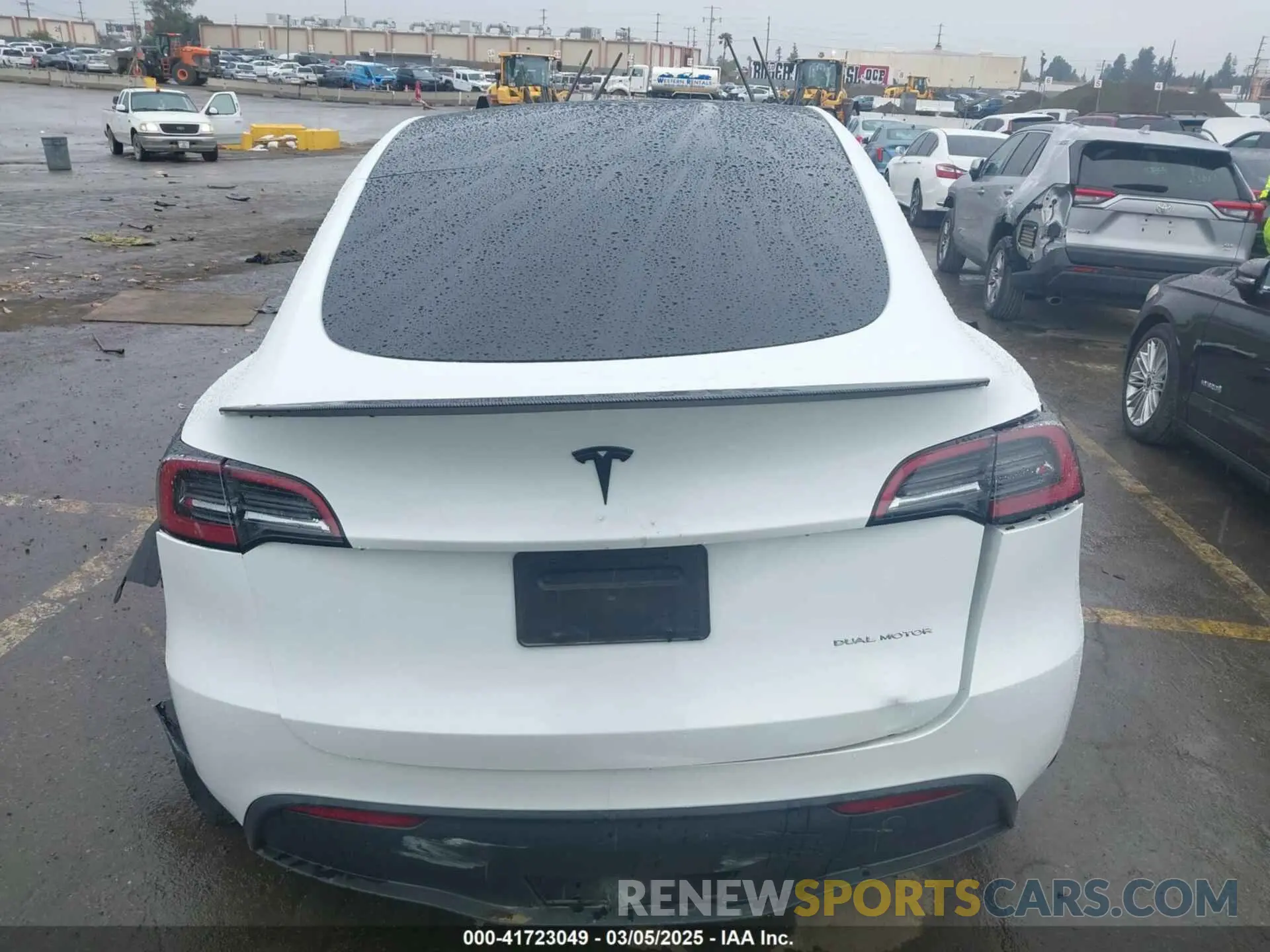 16 Photograph of a damaged car 7SAYGDEEXRF230169 TESLA MODEL Y 2024