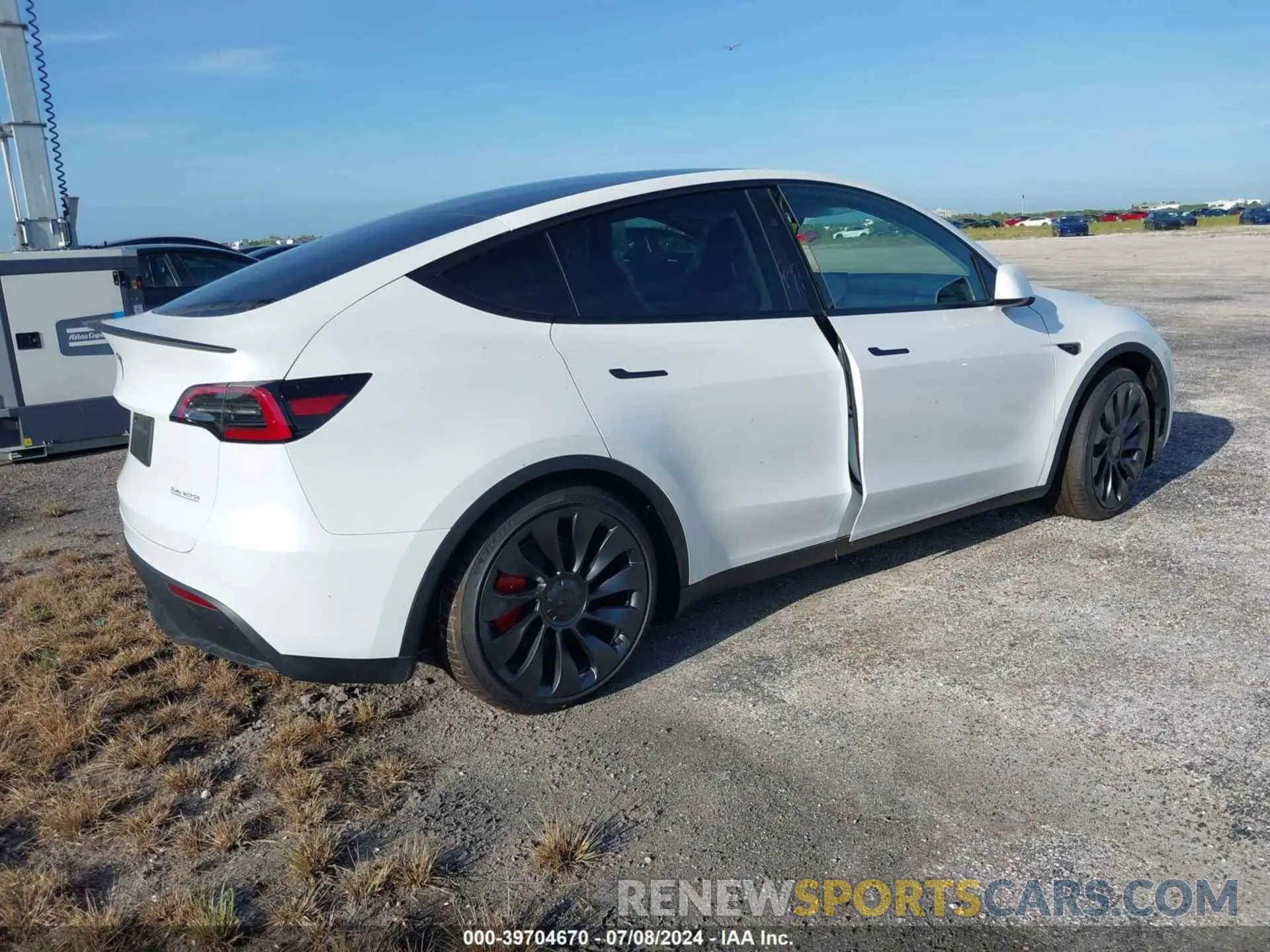 4 Photograph of a damaged car 7SAYGDEF3RA267652 TESLA MODEL Y 2024