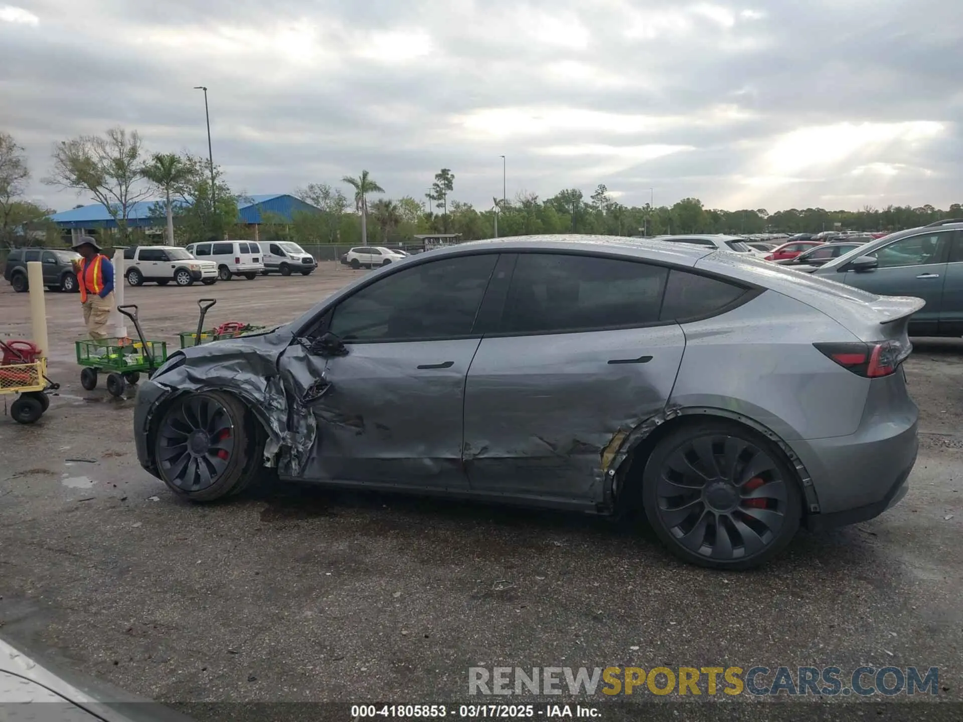 13 Photograph of a damaged car 7SAYGDEF3RA307468 TESLA MODEL Y 2024