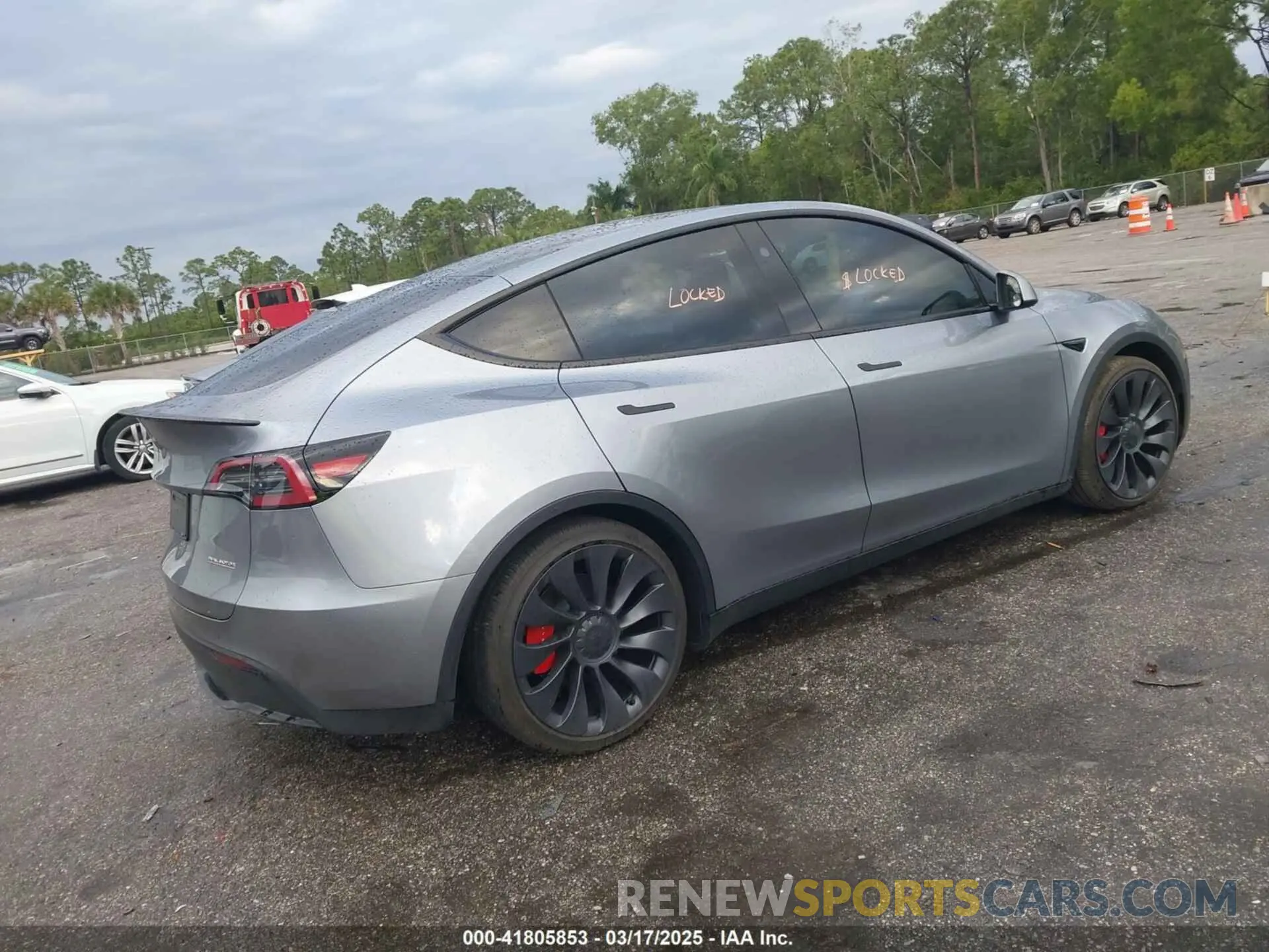 4 Photograph of a damaged car 7SAYGDEF3RA307468 TESLA MODEL Y 2024