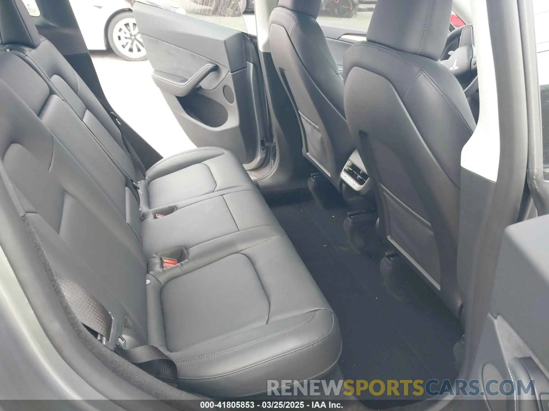 8 Photograph of a damaged car 7SAYGDEF3RA307468 TESLA MODEL Y 2024