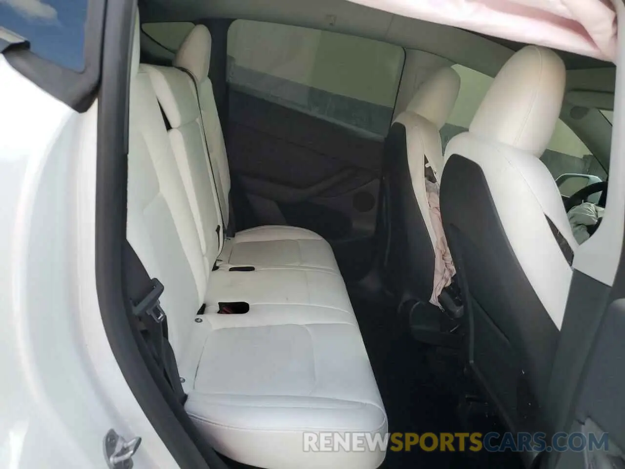 11 Photograph of a damaged car 7SAYGDEF3RF050704 TESLA MODEL Y 2024