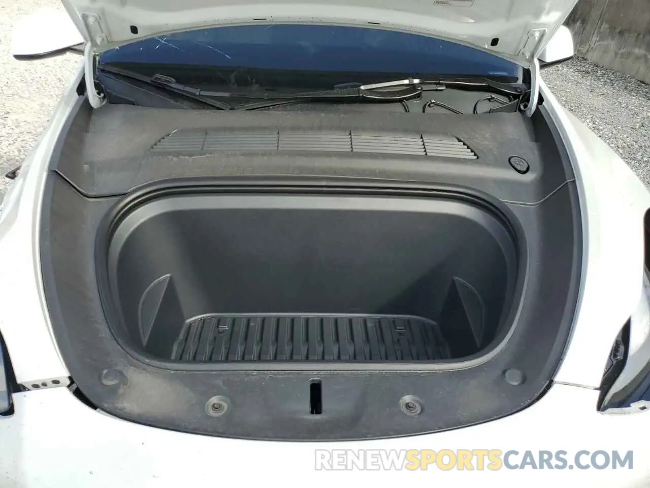 13 Photograph of a damaged car 7SAYGDEF3RF050704 TESLA MODEL Y 2024