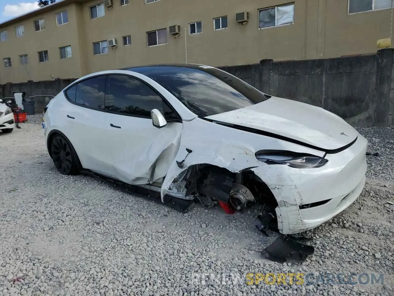 4 Photograph of a damaged car 7SAYGDEF3RF050704 TESLA MODEL Y 2024