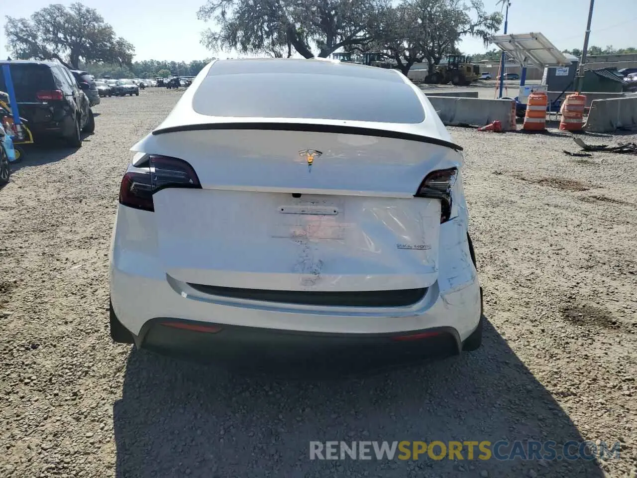 6 Photograph of a damaged car 7SAYGDEF4RF064210 TESLA MODEL Y 2024
