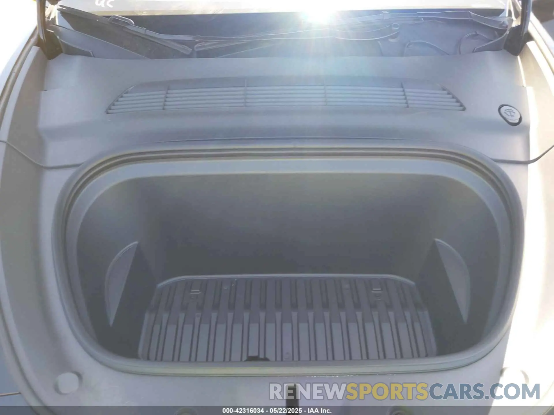 10 Photograph of a damaged car 7SAYGDEF4RF068290 TESLA MODEL Y 2024