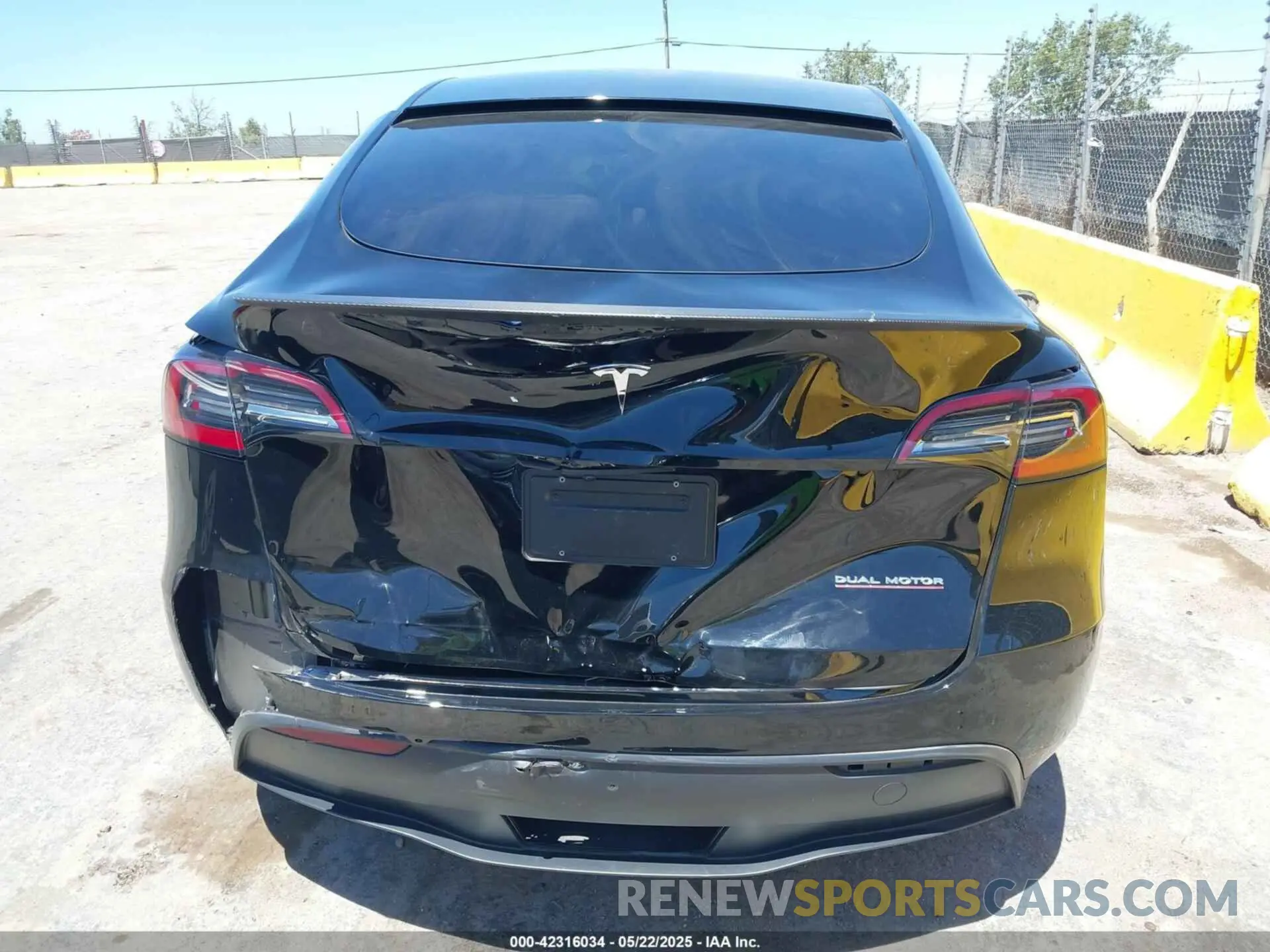 16 Photograph of a damaged car 7SAYGDEF4RF068290 TESLA MODEL Y 2024