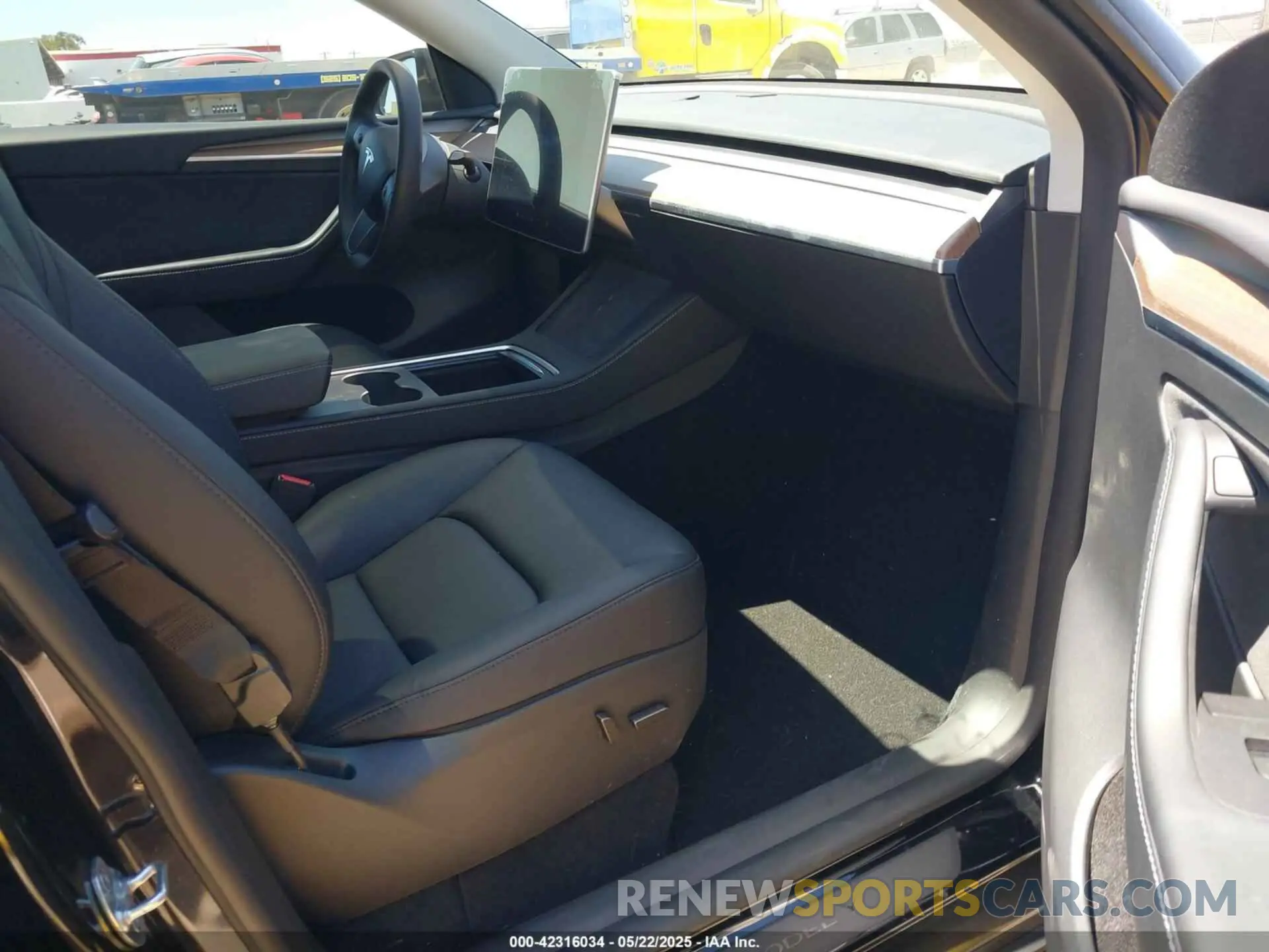 5 Photograph of a damaged car 7SAYGDEF4RF068290 TESLA MODEL Y 2024