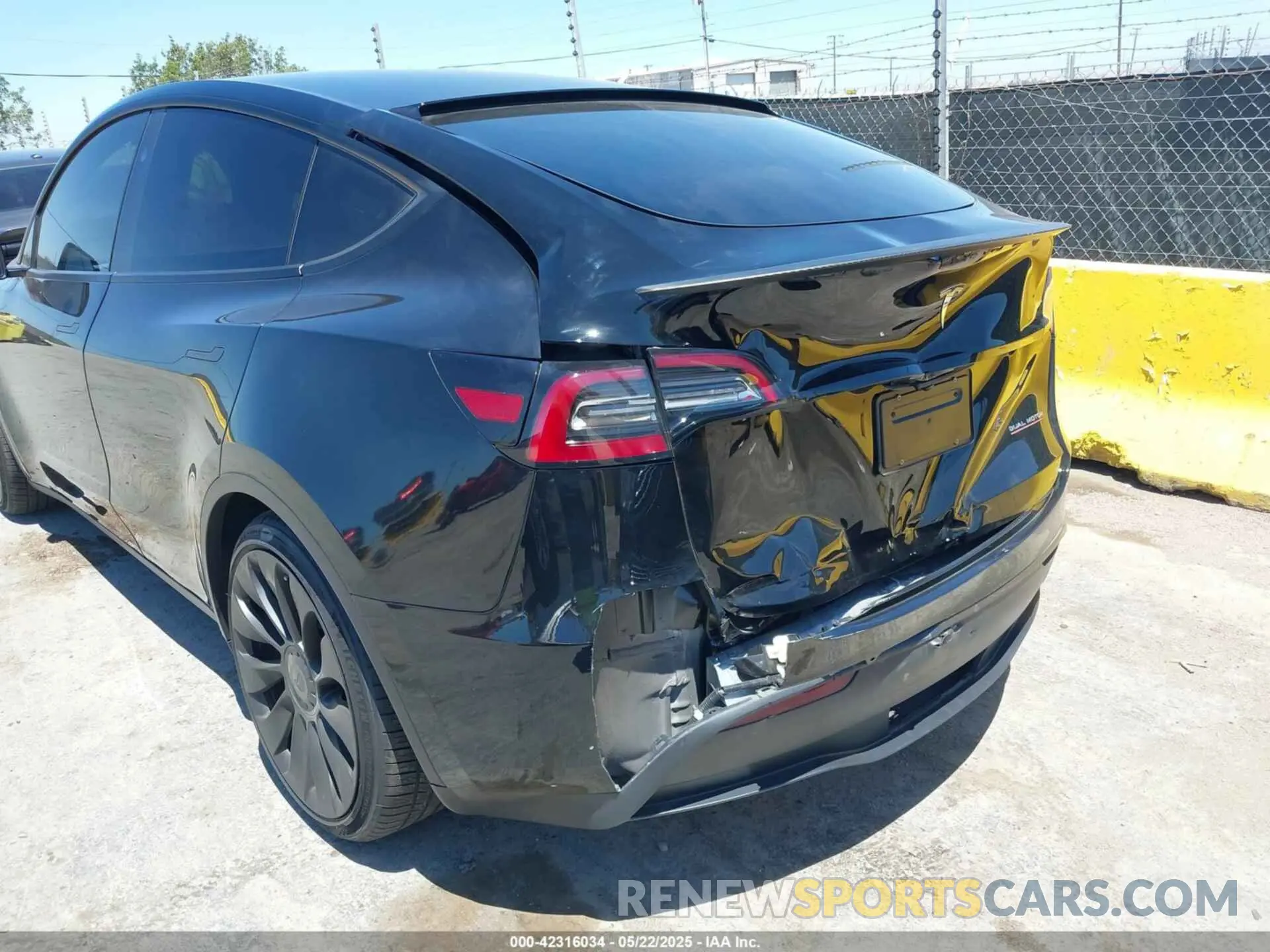 6 Photograph of a damaged car 7SAYGDEF4RF068290 TESLA MODEL Y 2024