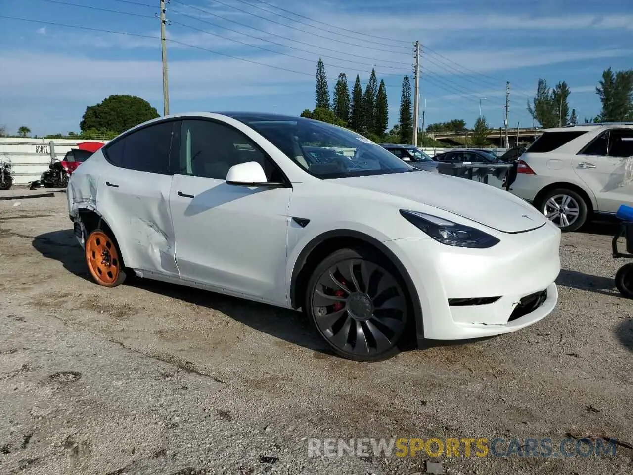 4 Photograph of a damaged car 7SAYGDEF5RA294156 TESLA MODEL Y 2024