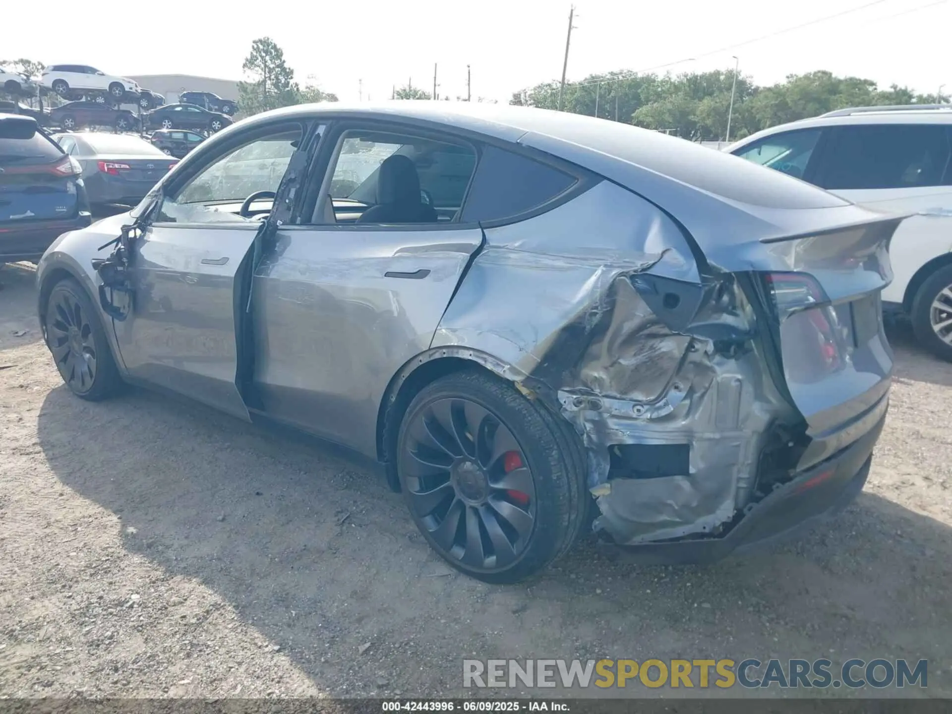 3 Photograph of a damaged car 7SAYGDEF5RA294237 TESLA MODEL Y 2024