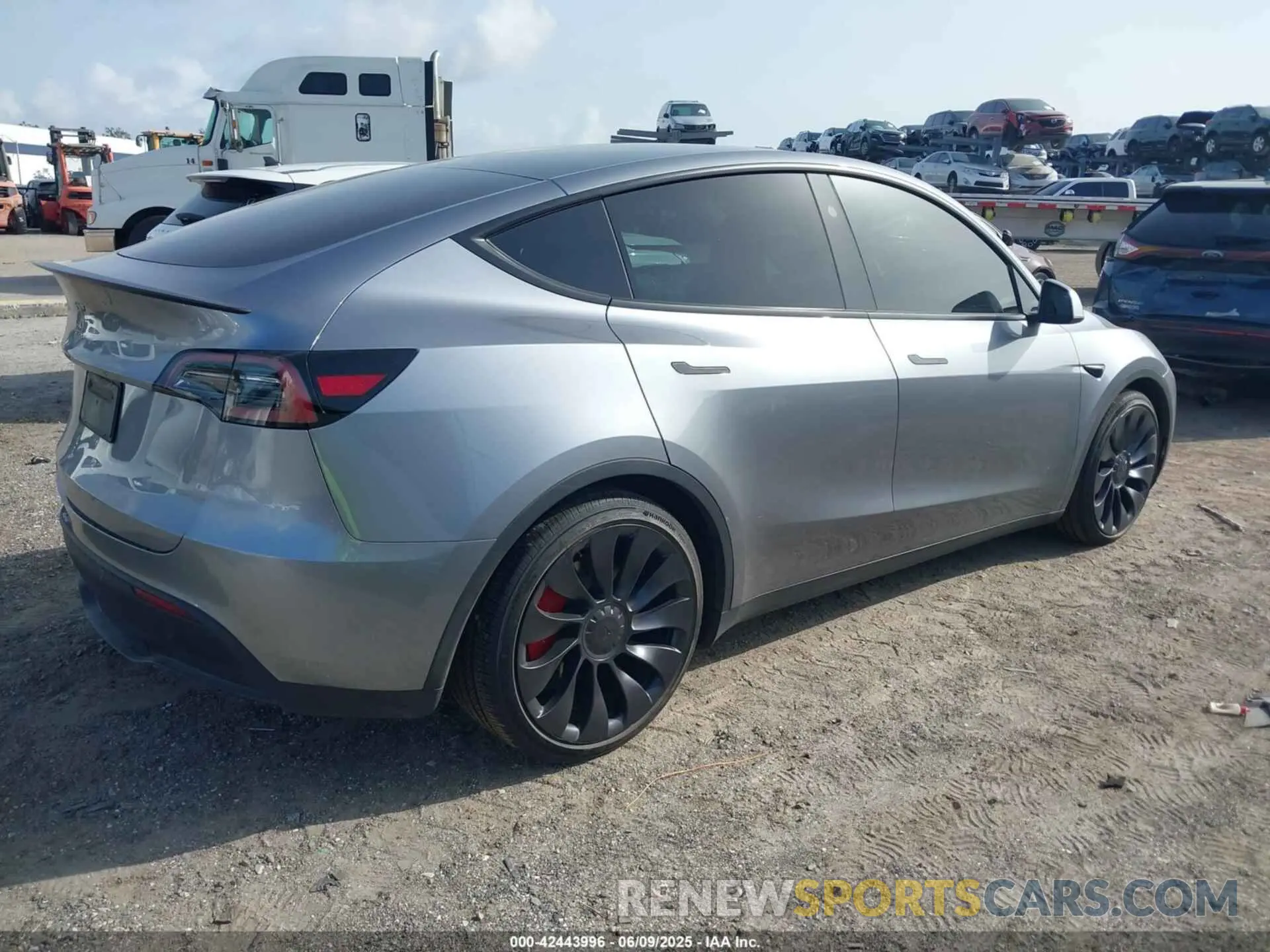 4 Photograph of a damaged car 7SAYGDEF5RA294237 TESLA MODEL Y 2024