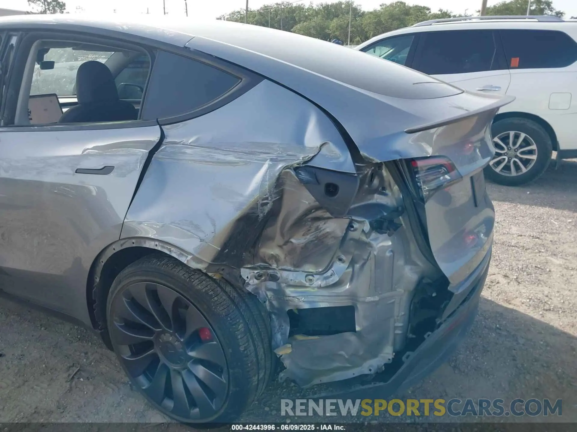 6 Photograph of a damaged car 7SAYGDEF5RA294237 TESLA MODEL Y 2024