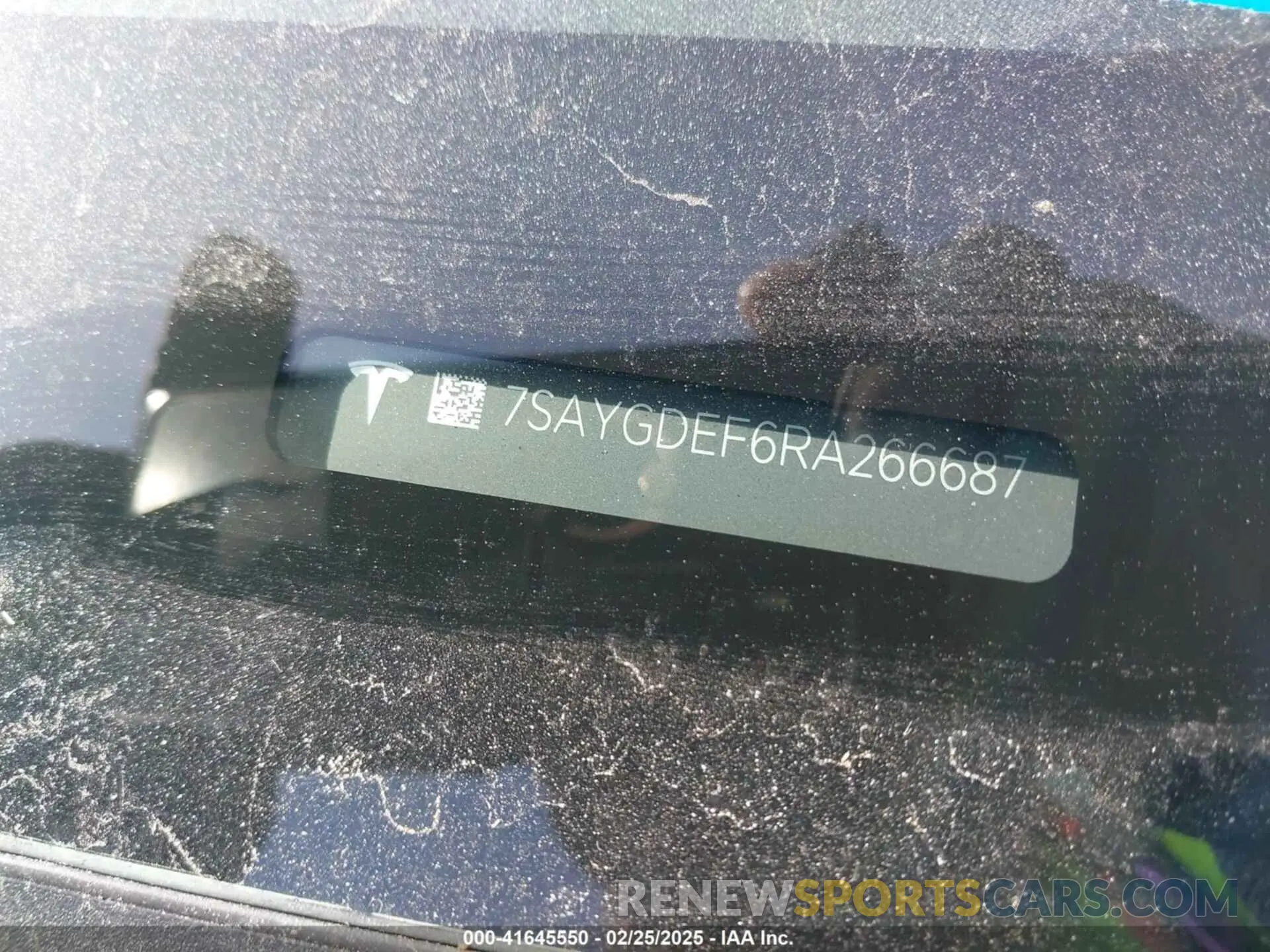 19 Photograph of a damaged car 7SAYGDEF6RA266687 TESLA MODEL Y 2024