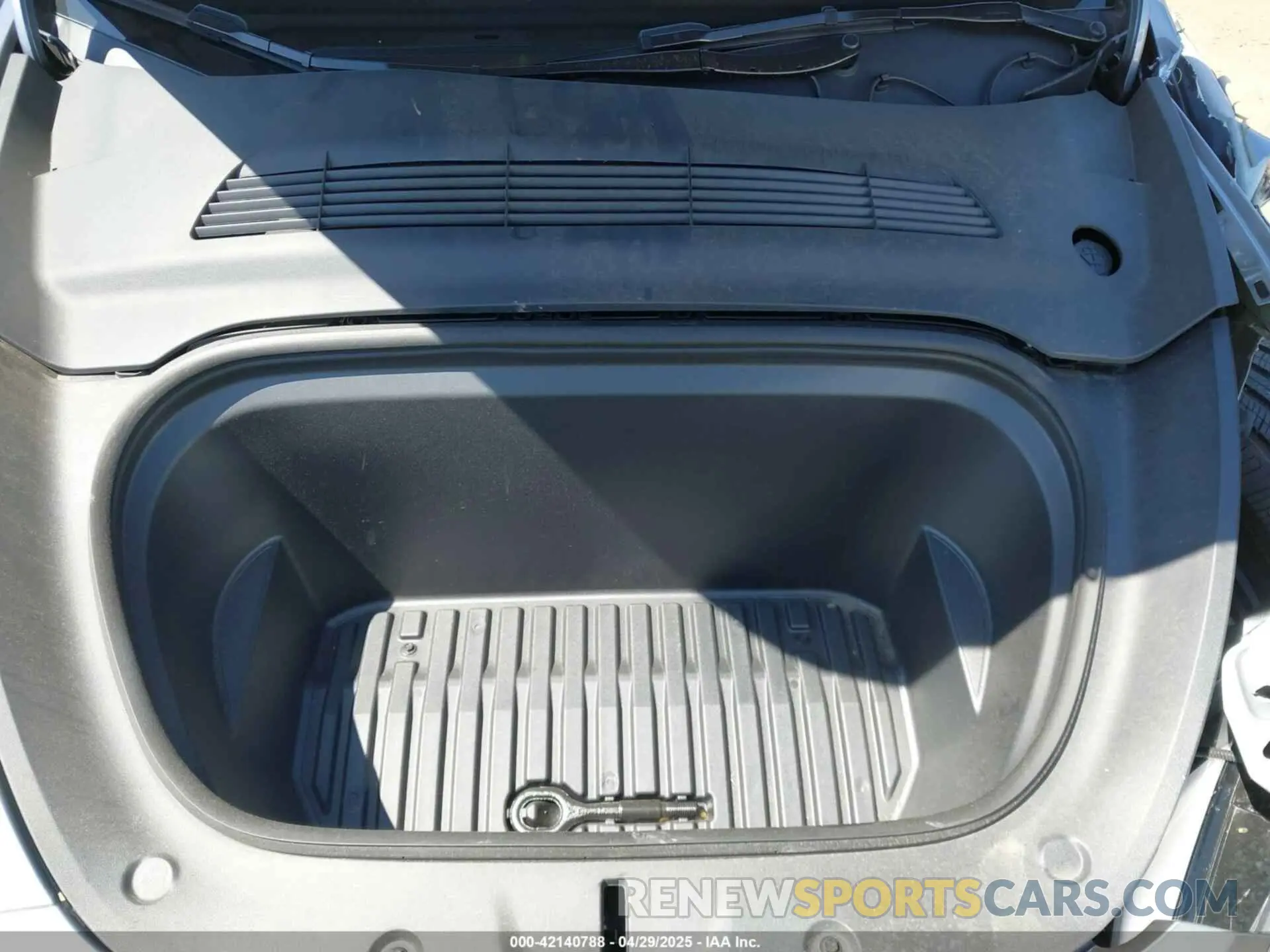 10 Photograph of a damaged car 7SAYGDEF9RA299036 TESLA MODEL Y 2024