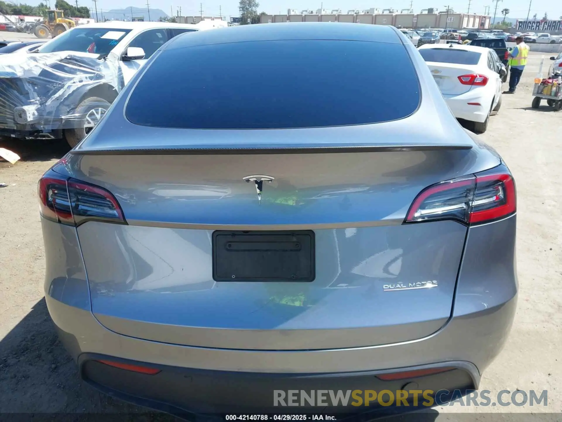 15 Photograph of a damaged car 7SAYGDEF9RA299036 TESLA MODEL Y 2024