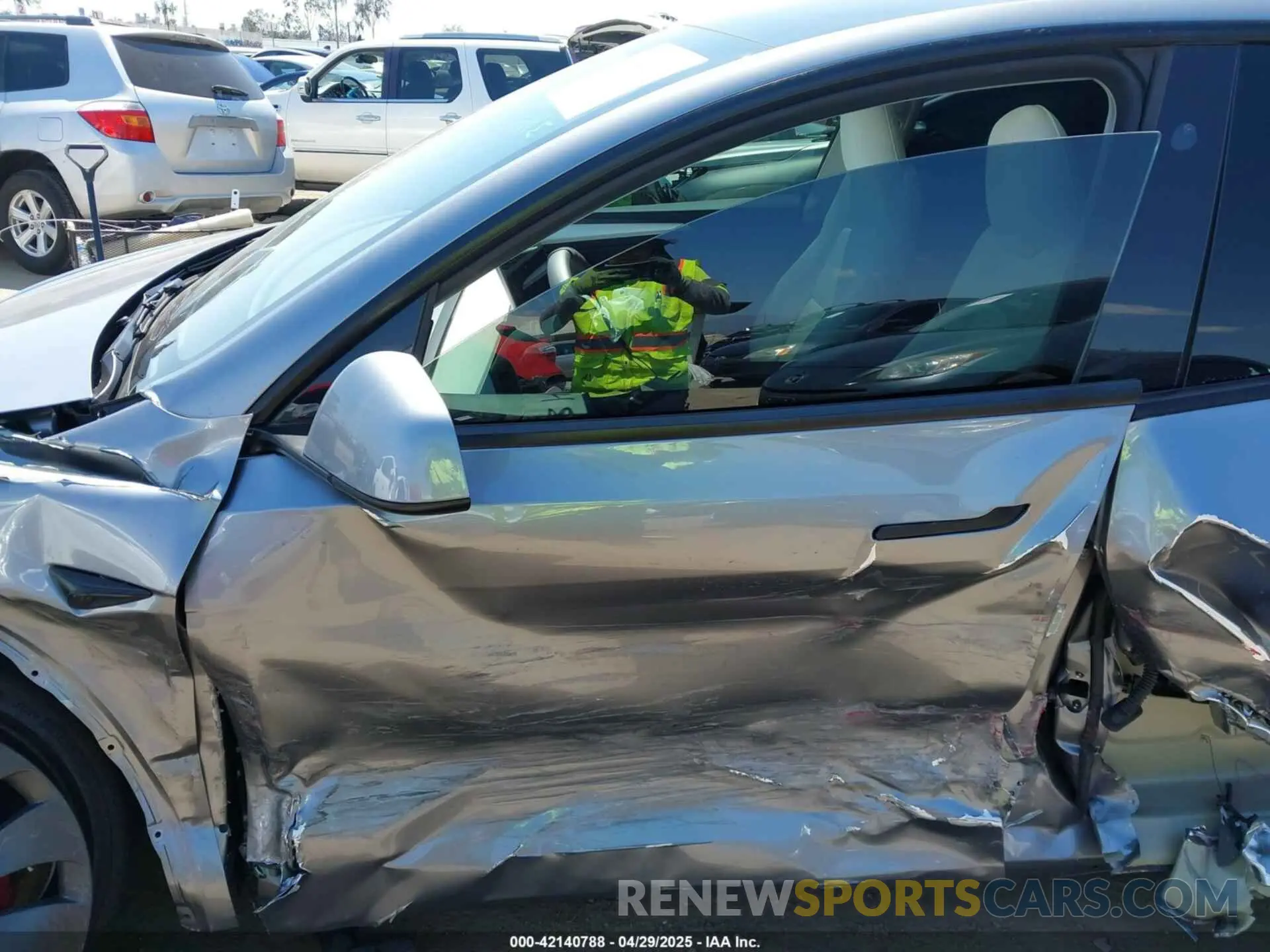 18 Photograph of a damaged car 7SAYGDEF9RA299036 TESLA MODEL Y 2024