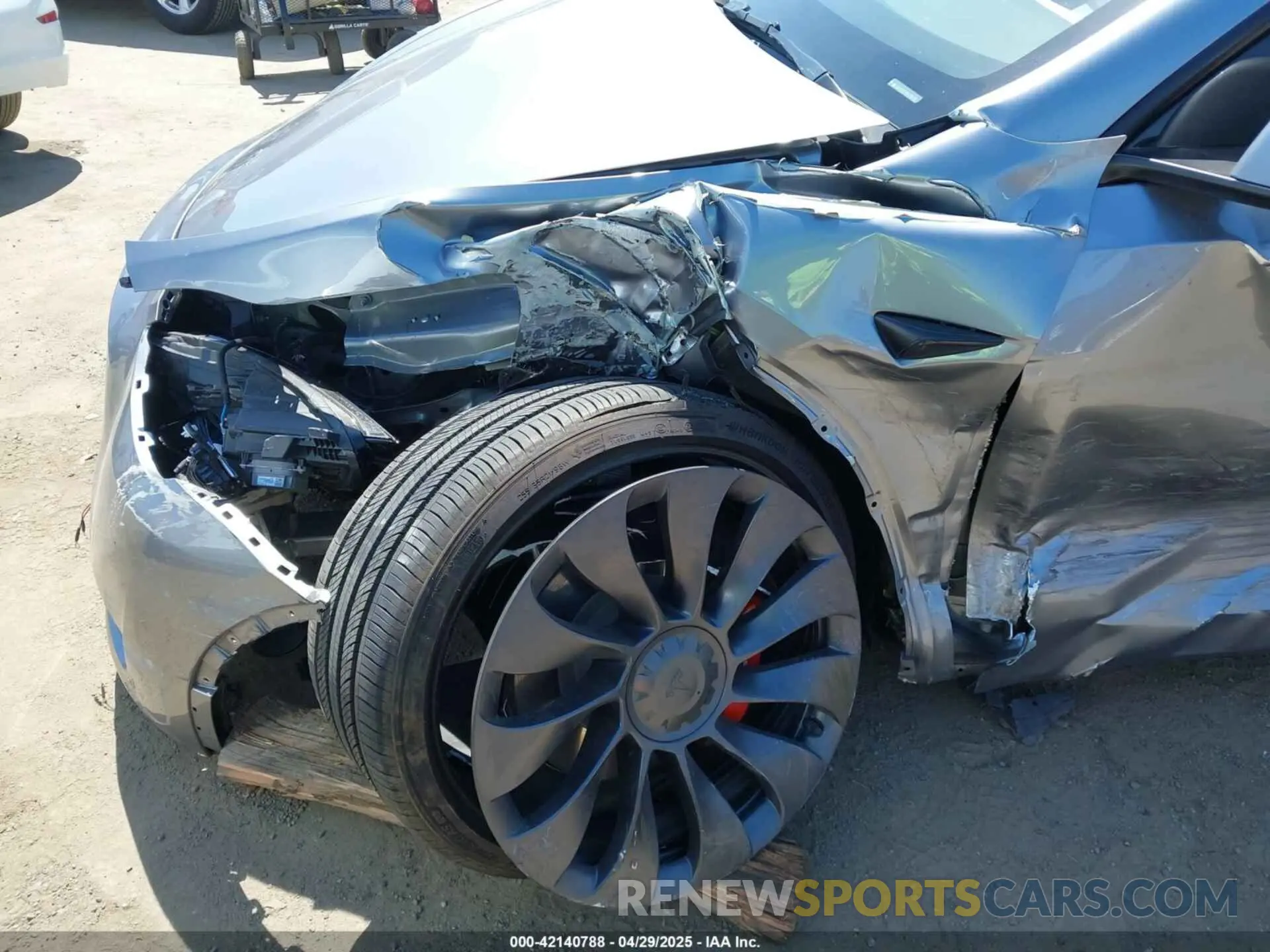 19 Photograph of a damaged car 7SAYGDEF9RA299036 TESLA MODEL Y 2024