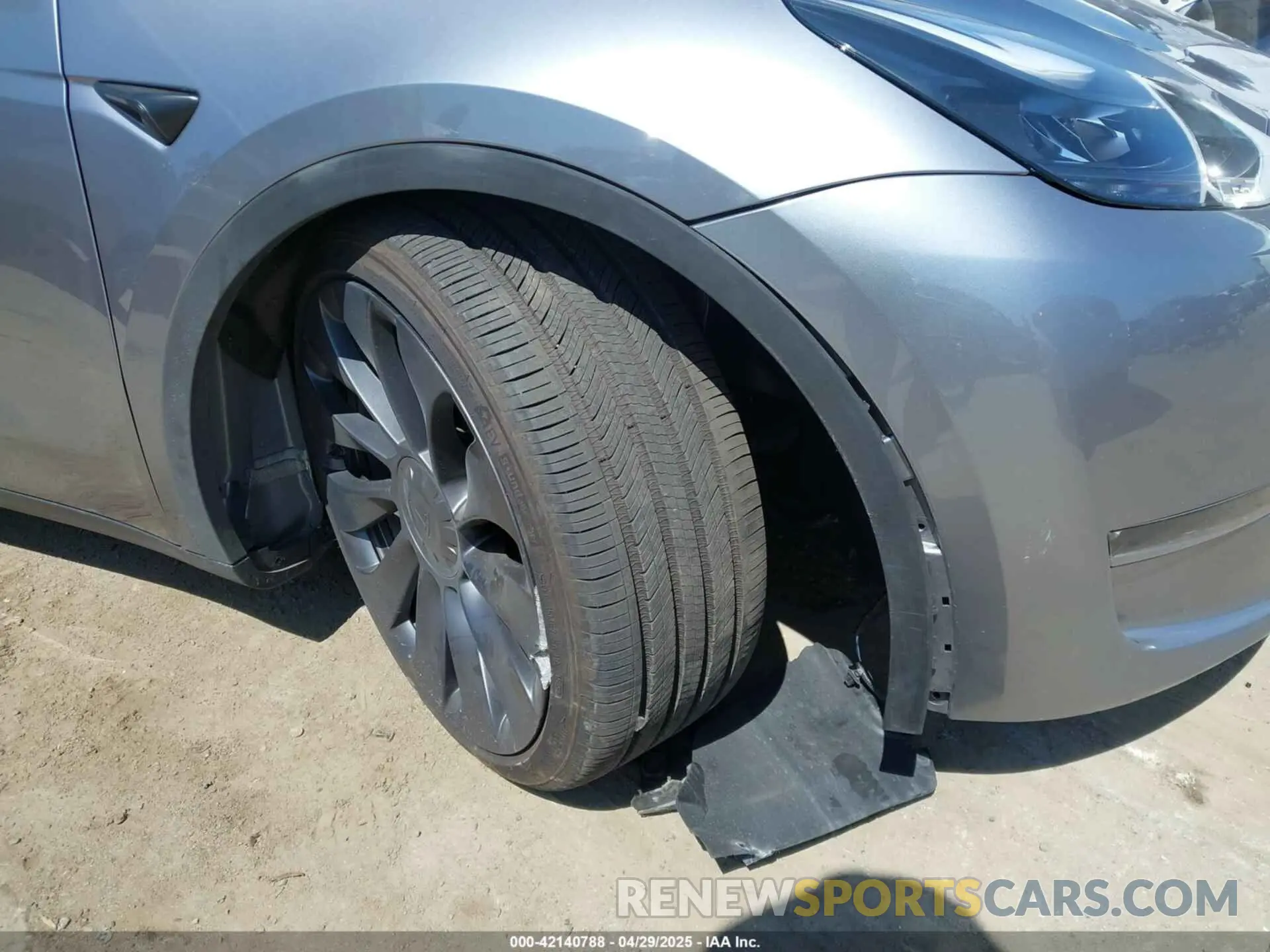 21 Photograph of a damaged car 7SAYGDEF9RA299036 TESLA MODEL Y 2024