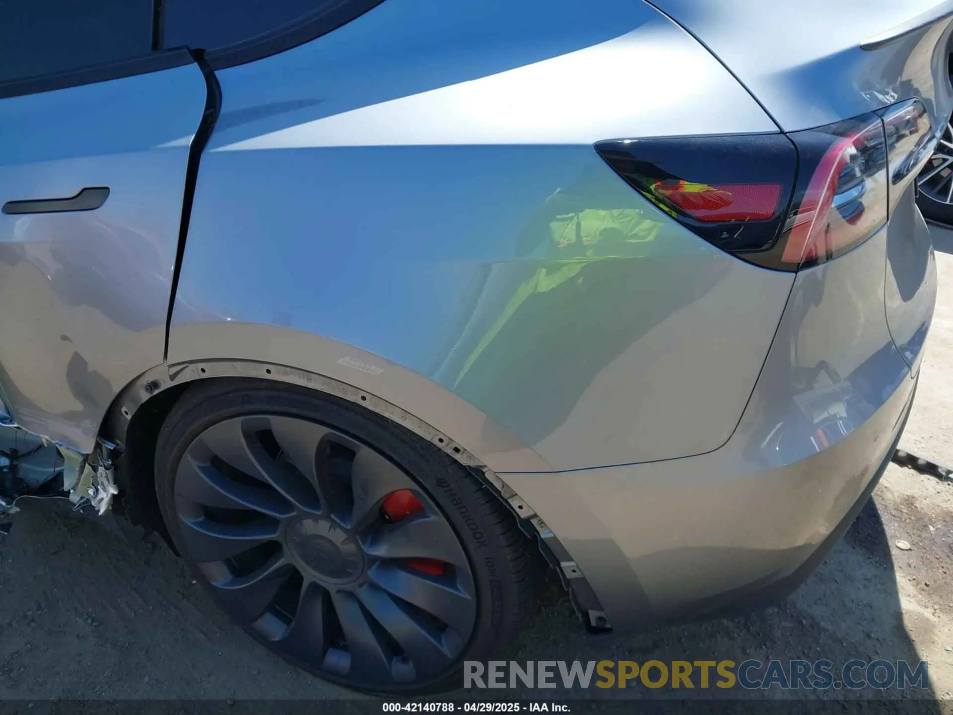 22 Photograph of a damaged car 7SAYGDEF9RA299036 TESLA MODEL Y 2024