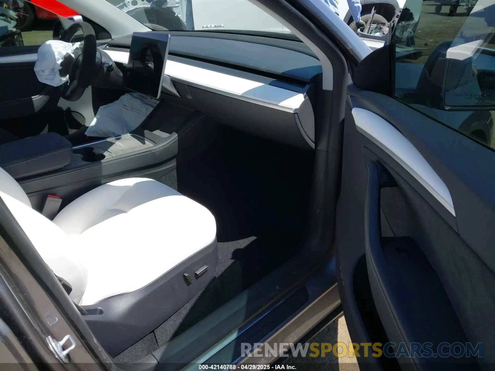 5 Photograph of a damaged car 7SAYGDEF9RA299036 TESLA MODEL Y 2024