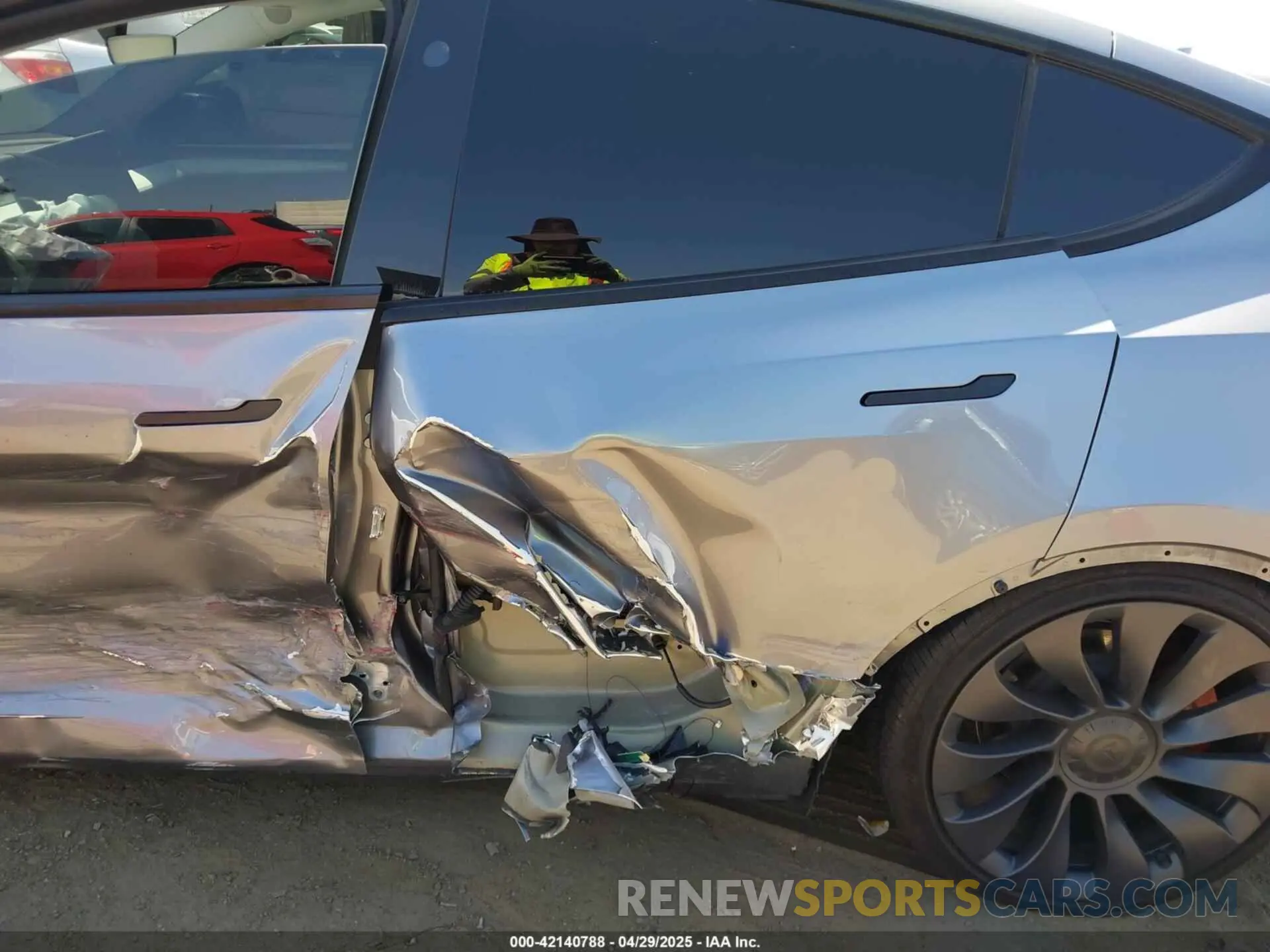 6 Photograph of a damaged car 7SAYGDEF9RA299036 TESLA MODEL Y 2024
