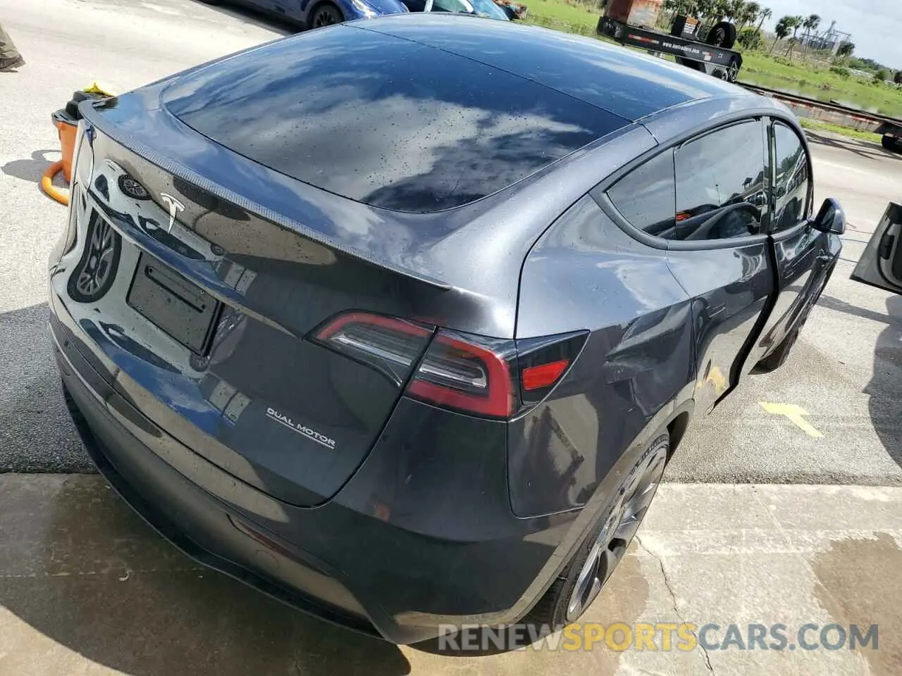 3 Photograph of a damaged car 7SAYGDEF9RF042980 TESLA MODEL Y 2024