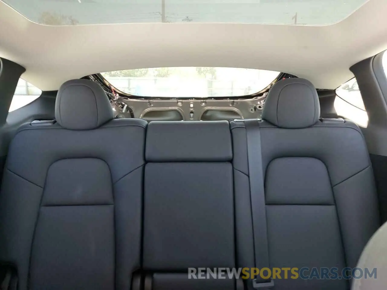 10 Photograph of a damaged car 7SAYGDEFXRA271486 TESLA MODEL Y 2024