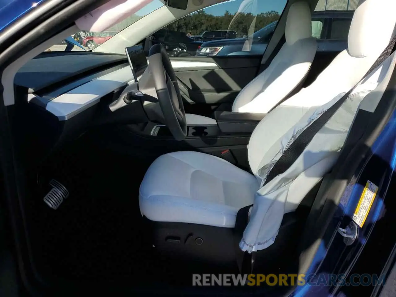 7 Photograph of a damaged car 7SAYGDEFXRF020390 TESLA MODEL Y 2024