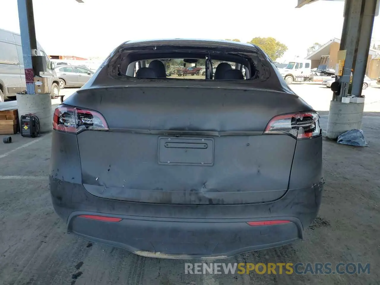 6 Photograph of a damaged car 7SAYGDEFXRF037934 TESLA MODEL Y 2024