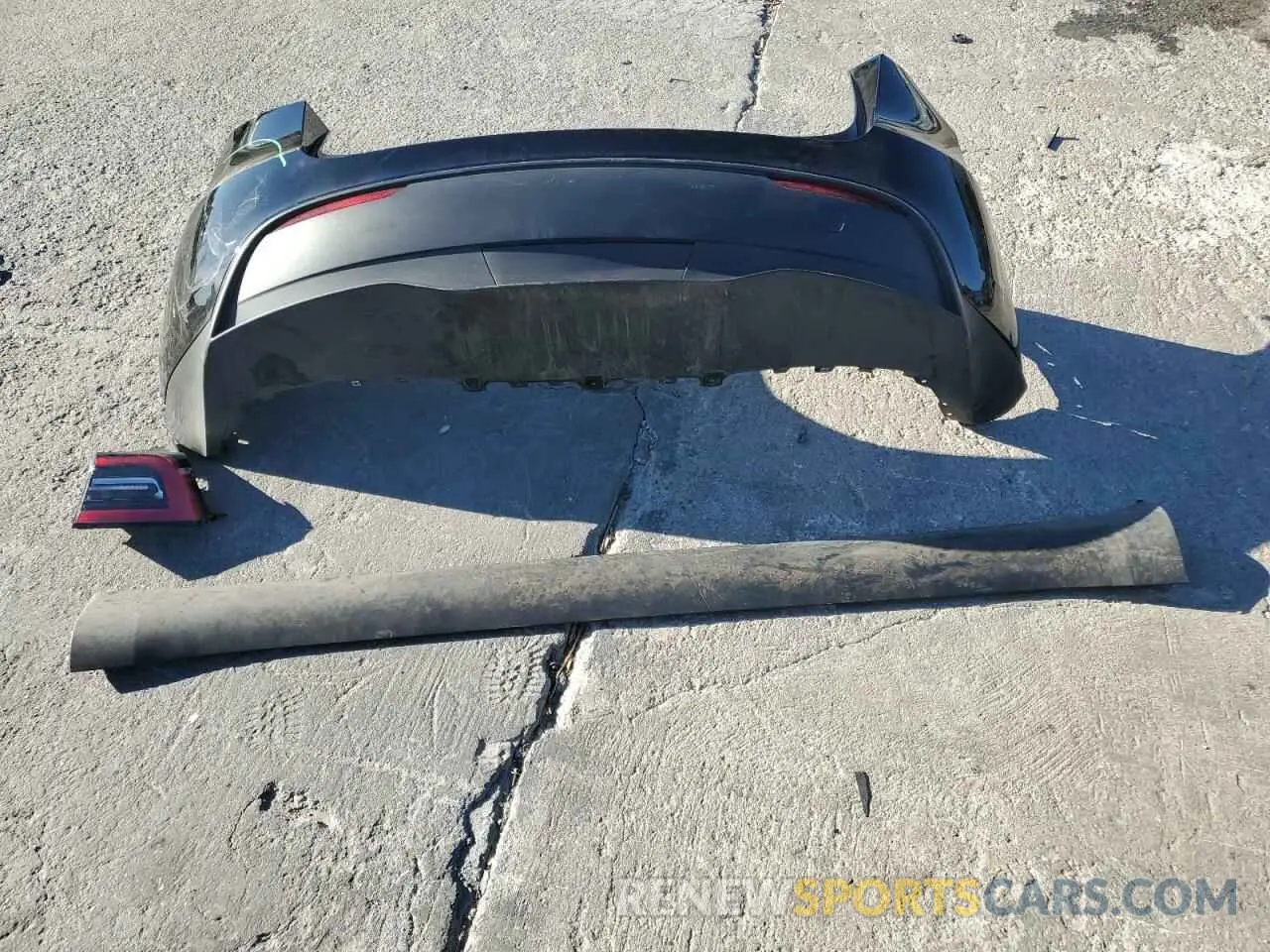 13 Photograph of a damaged car 7SAYGDEFXRF077401 TESLA MODEL Y 2024