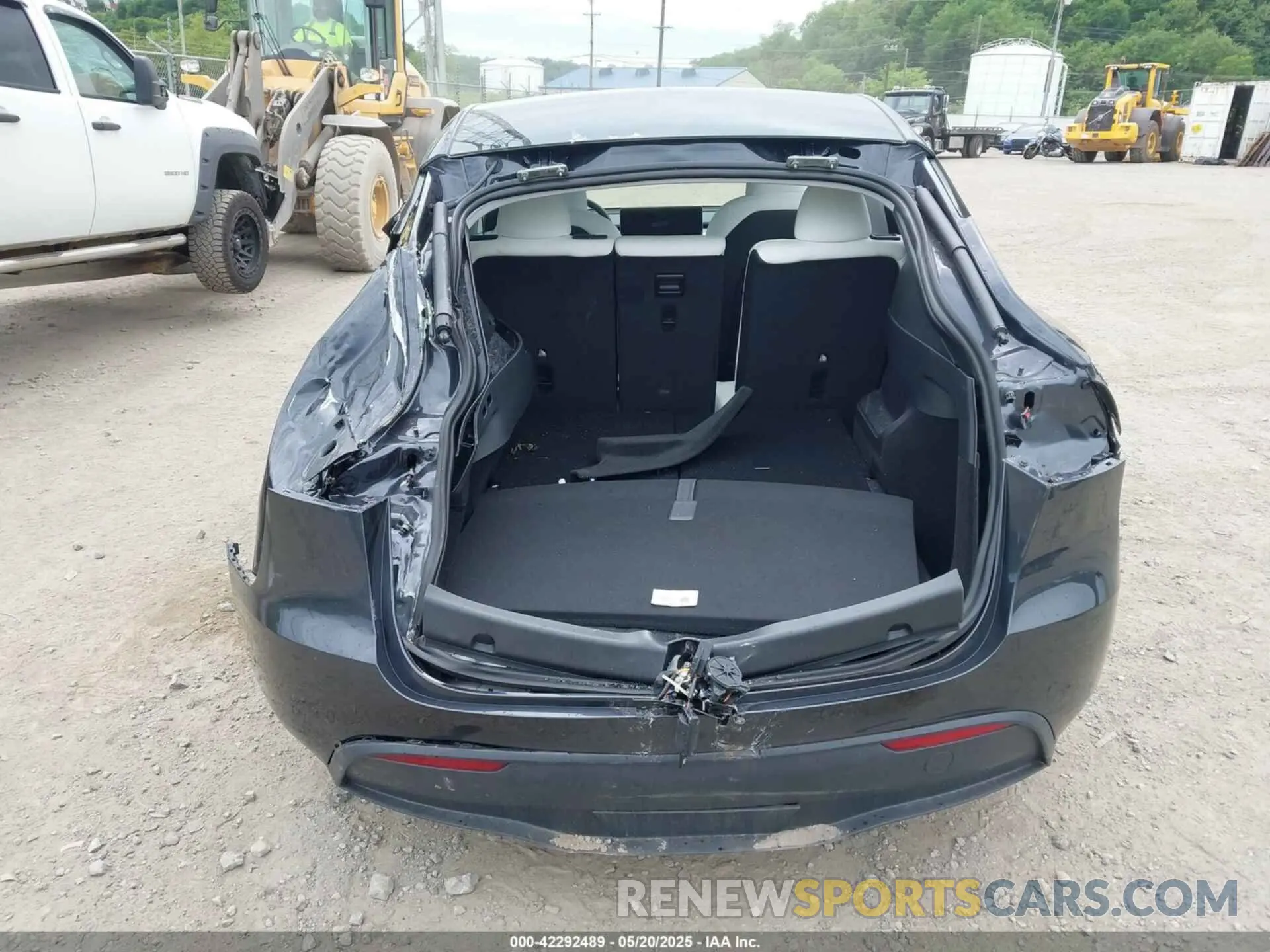 17 Photograph of a damaged car 7SAYGAEE3SF264491 TESLA MODEL Y 2025