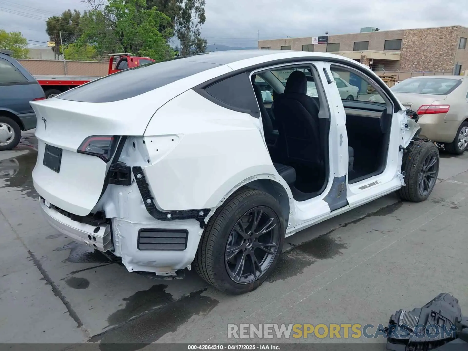 4 Photograph of a damaged car 7SAYGDED0SF281614 TESLA MODEL Y 2025