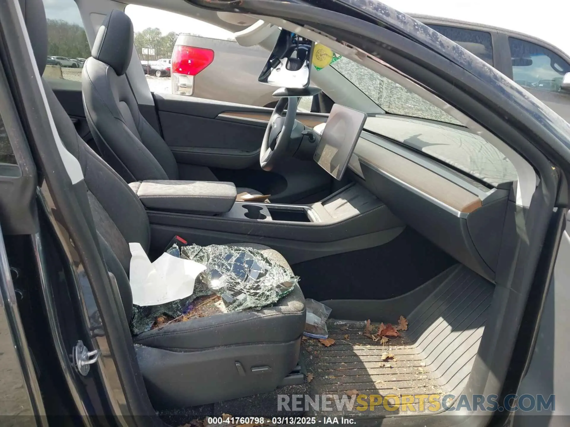 5 Photograph of a damaged car 7SAYGDED3SA352138 TESLA MODEL Y 2025