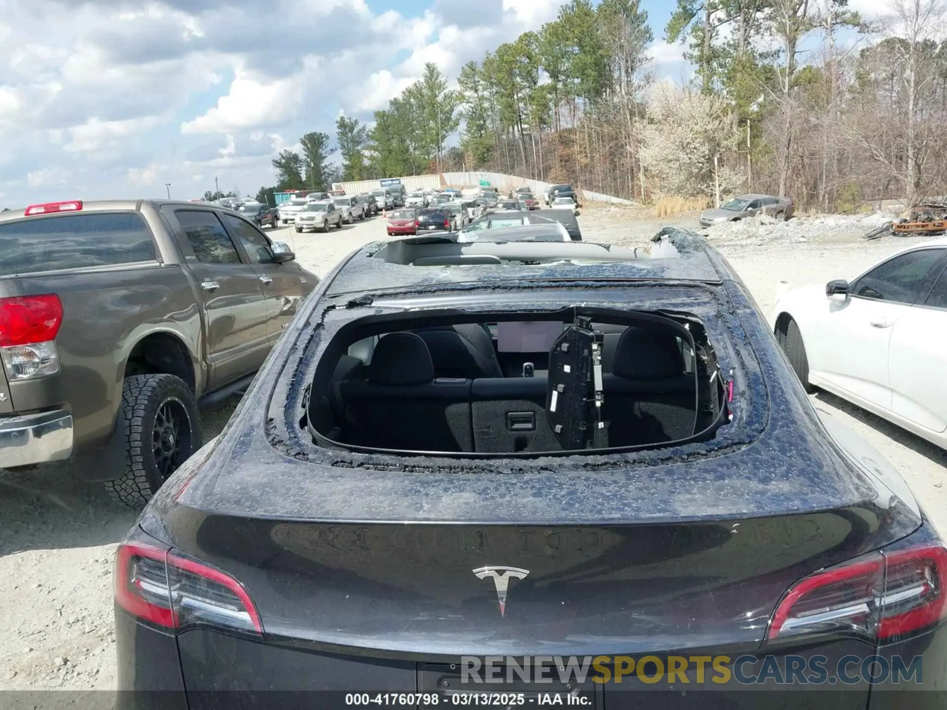6 Photograph of a damaged car 7SAYGDED3SA352138 TESLA MODEL Y 2025