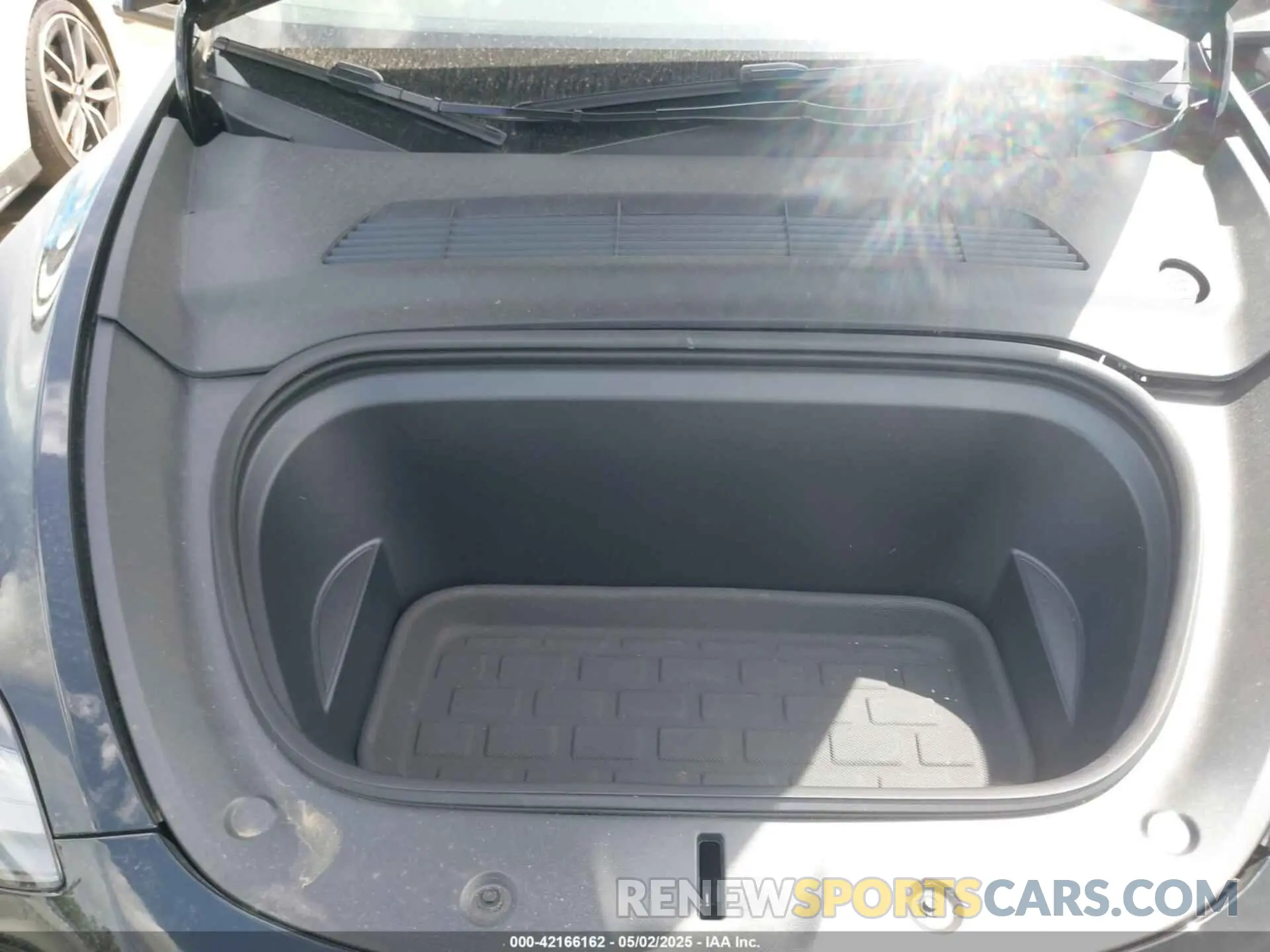 10 Photograph of a damaged car 7SAYGDED6SA340405 TESLA MODEL Y 2025