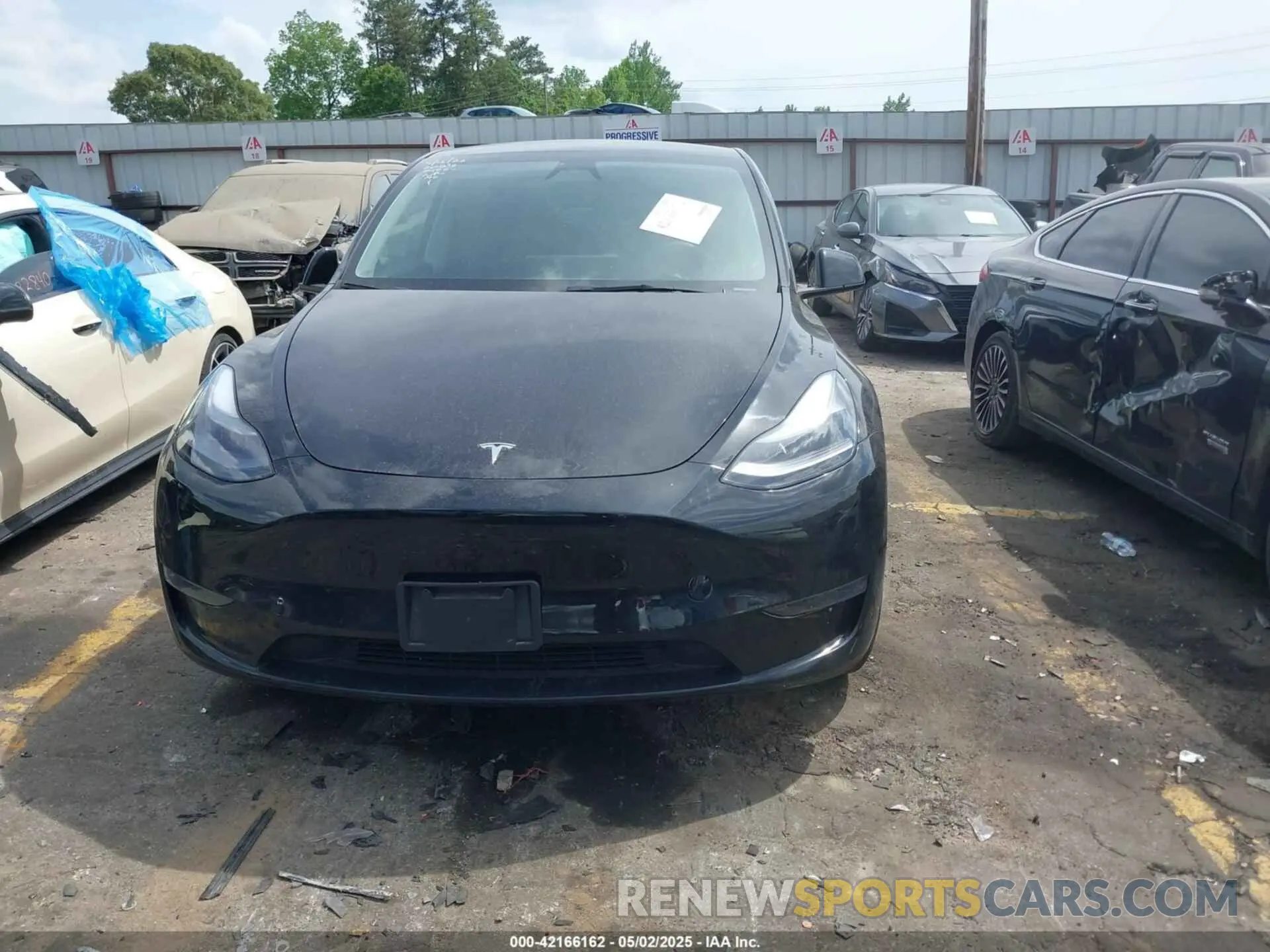 11 Photograph of a damaged car 7SAYGDED6SA340405 TESLA MODEL Y 2025