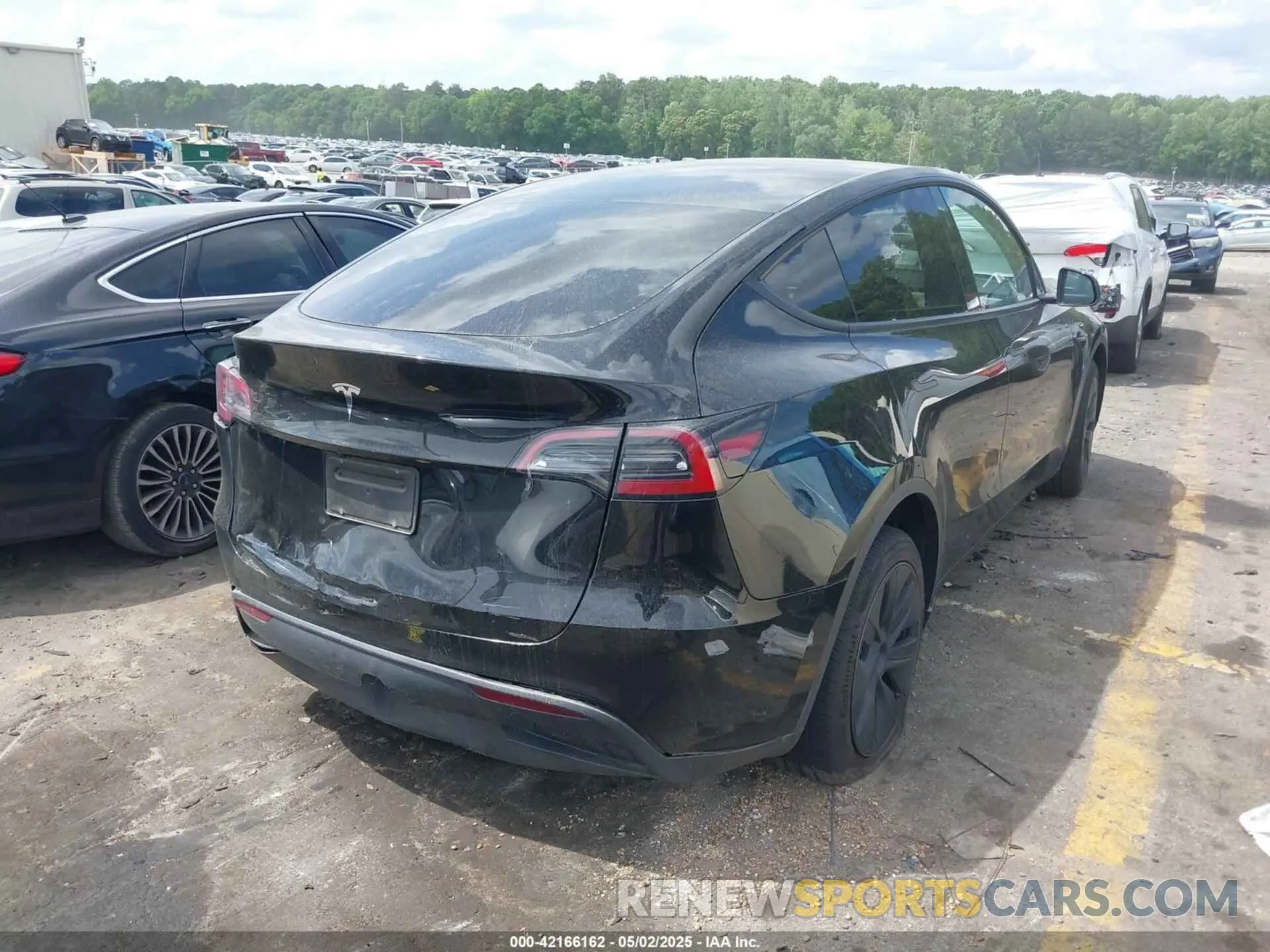 4 Photograph of a damaged car 7SAYGDED6SA340405 TESLA MODEL Y 2025