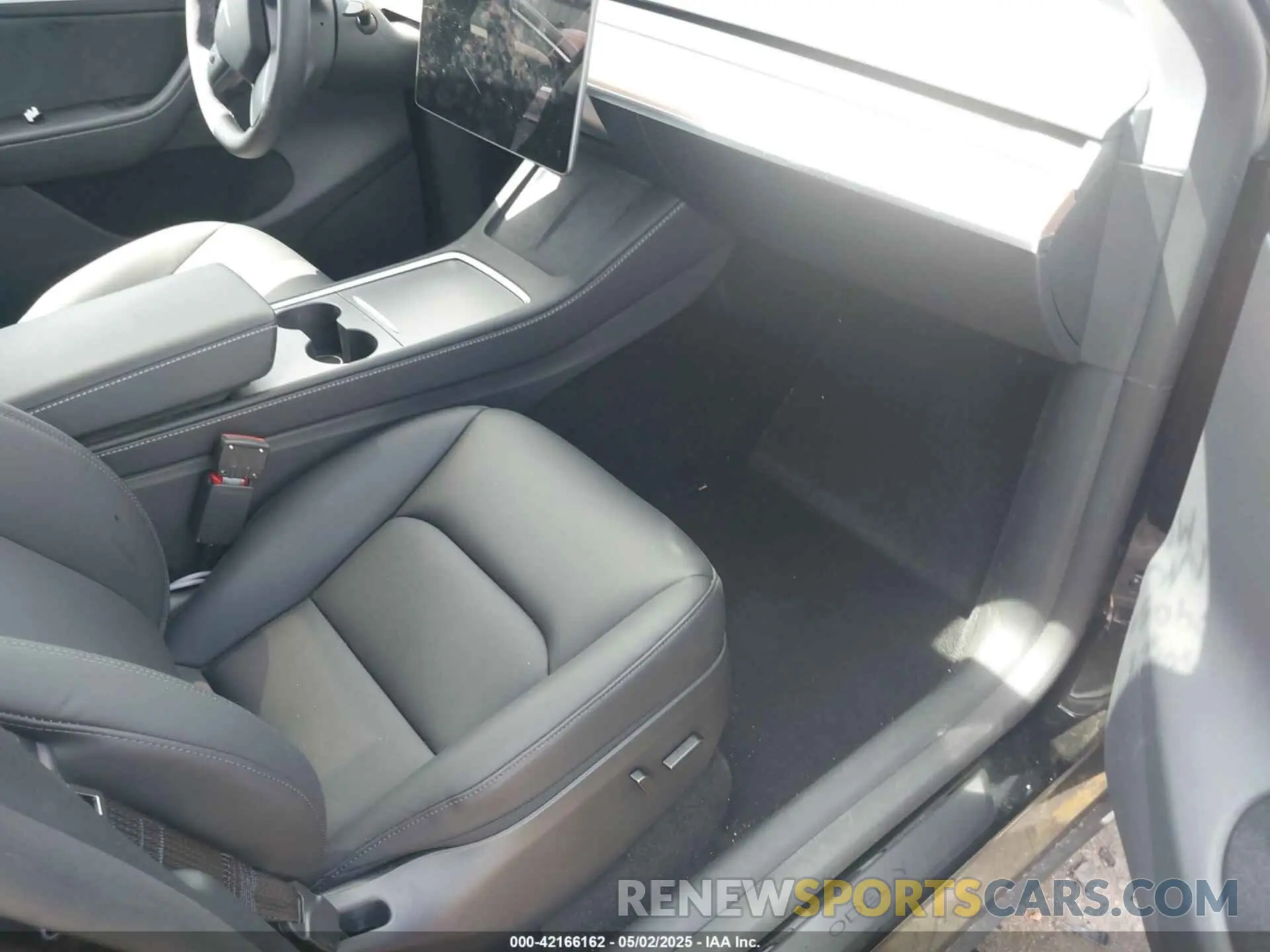 5 Photograph of a damaged car 7SAYGDED6SA340405 TESLA MODEL Y 2025