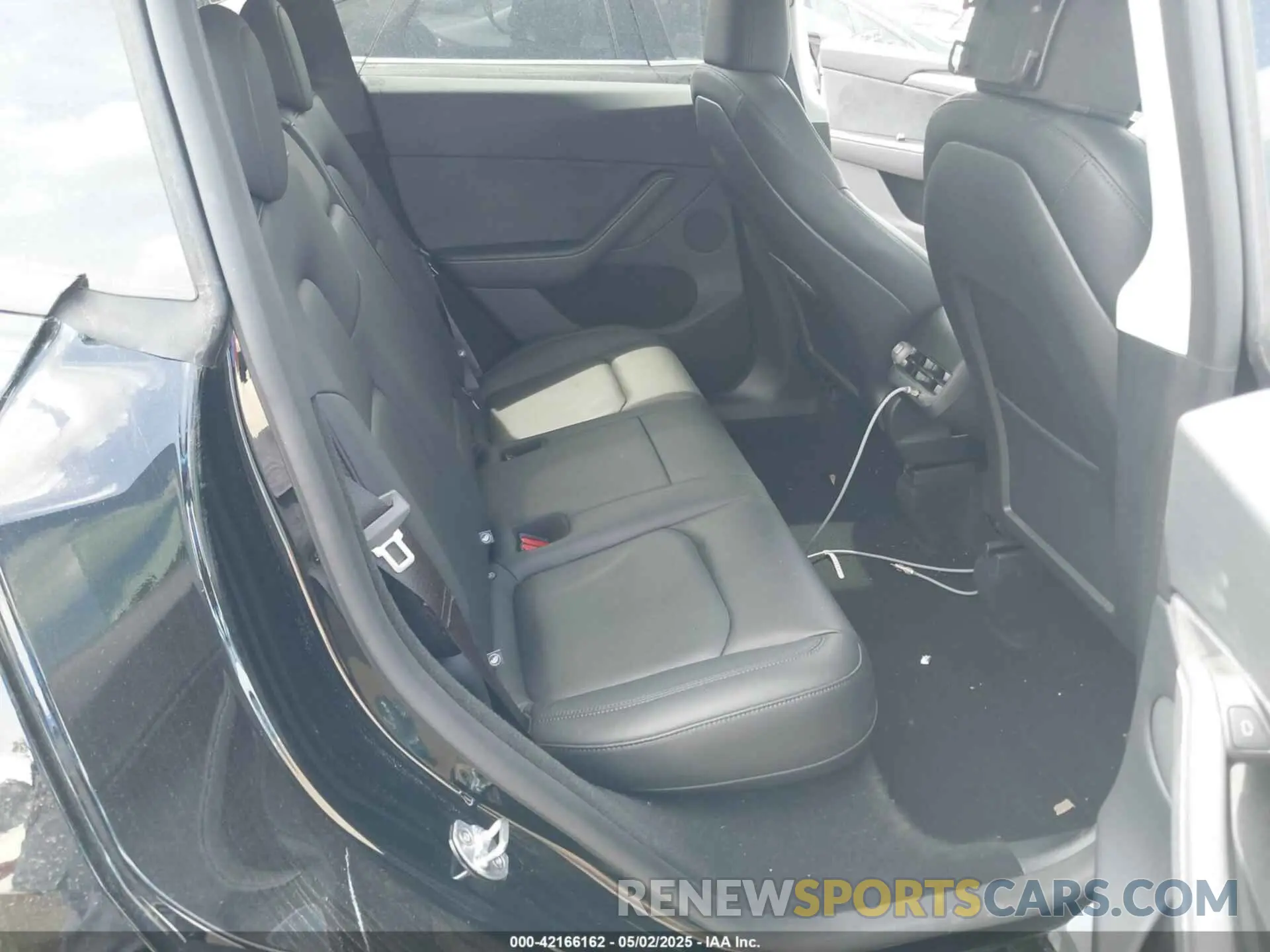8 Photograph of a damaged car 7SAYGDED6SA340405 TESLA MODEL Y 2025