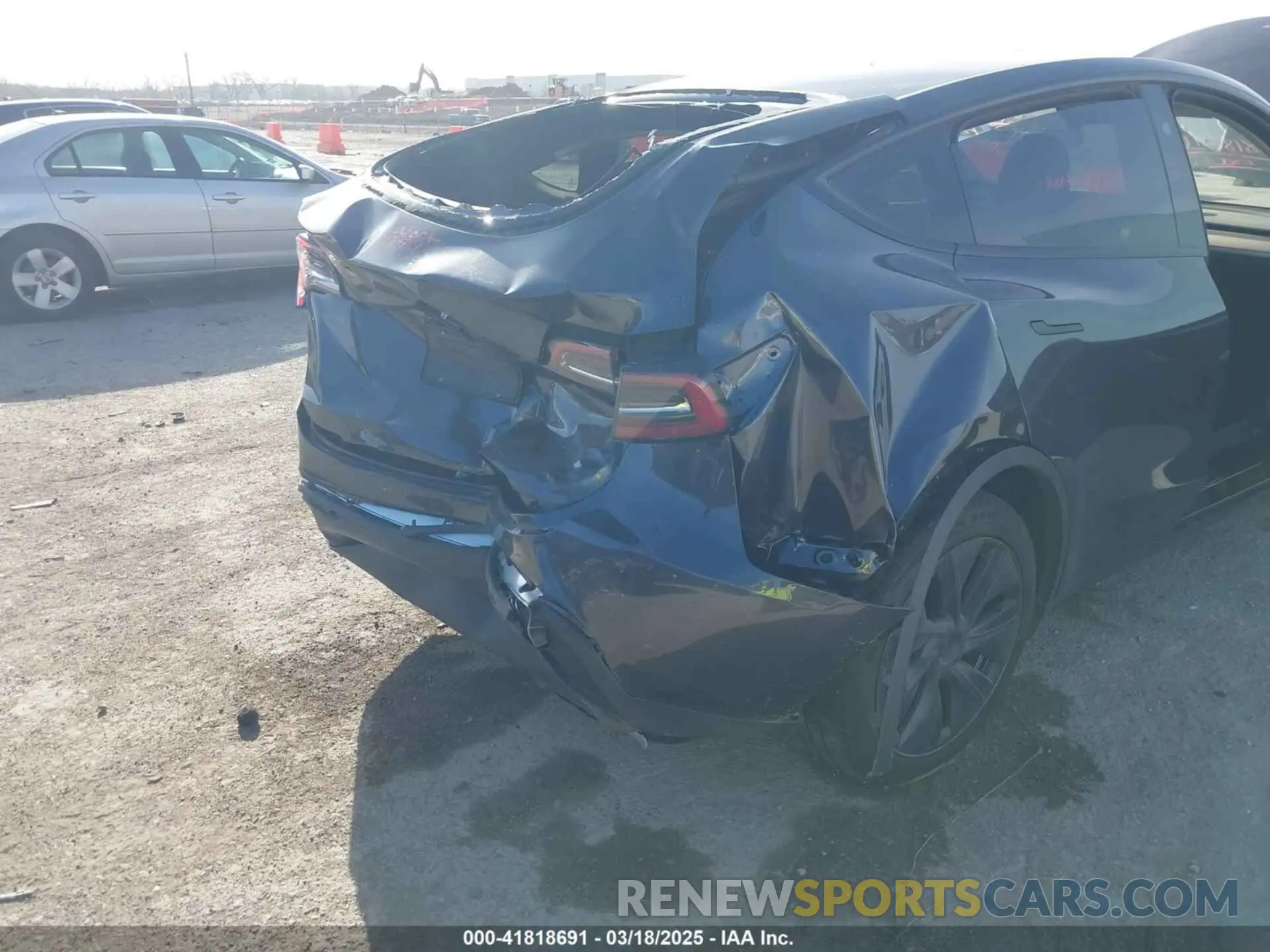 6 Photograph of a damaged car 7SAYGDED7SA354104 TESLA MODEL Y 2025