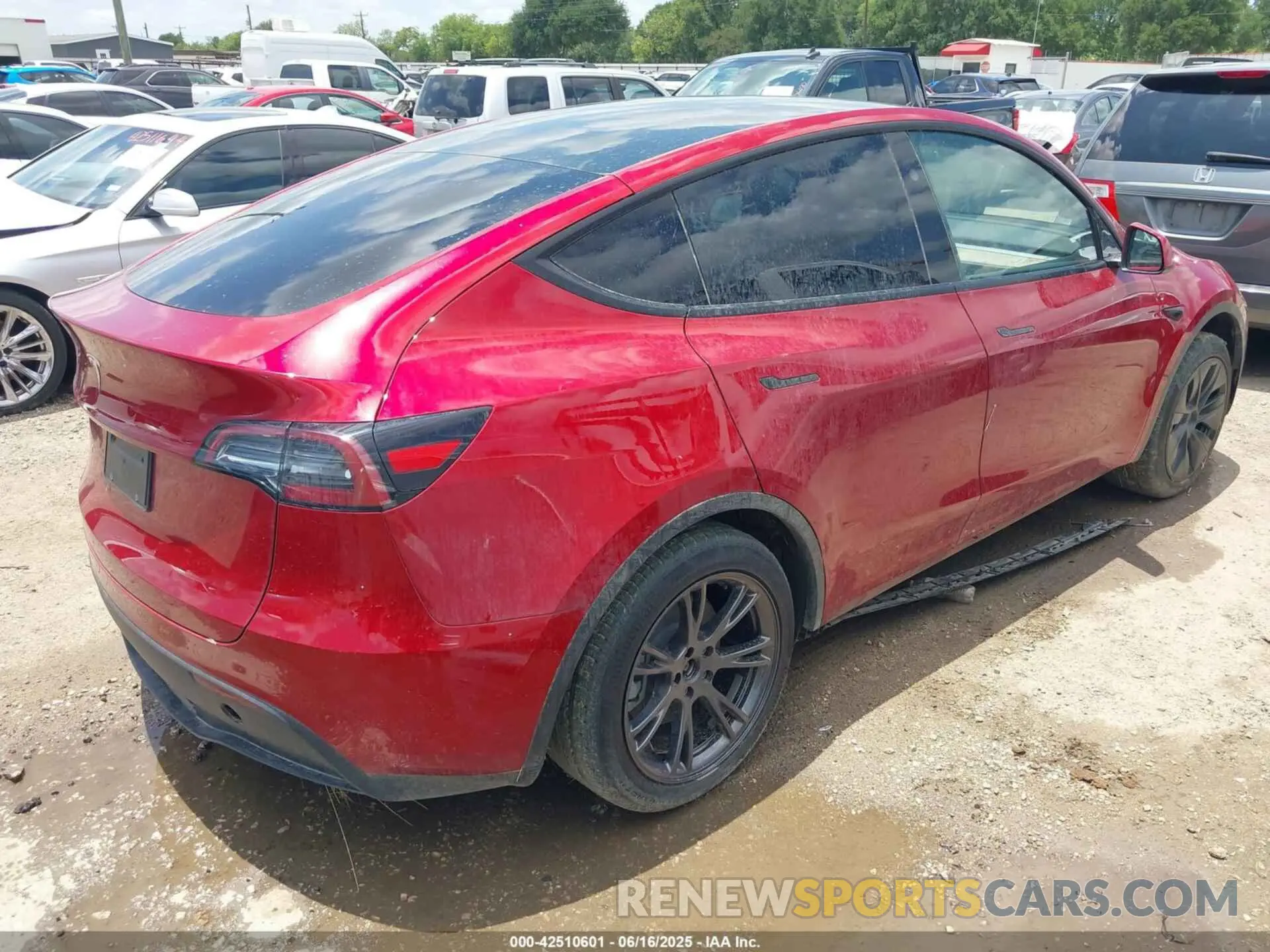 4 Photograph of a damaged car 7SAYGDED7SA360212 TESLA MODEL Y 2025