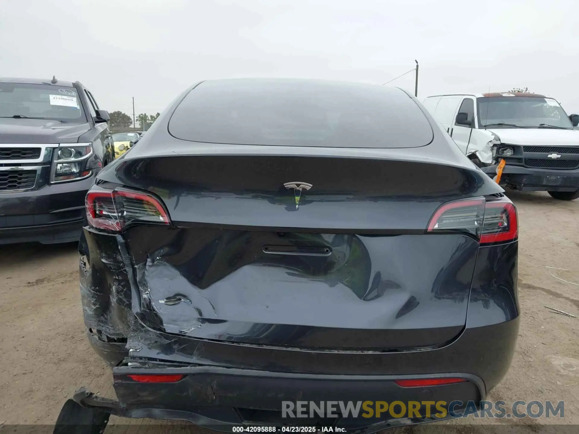 17 Photograph of a damaged car 7SAYGDED8SF259764 TESLA MODEL Y 2025