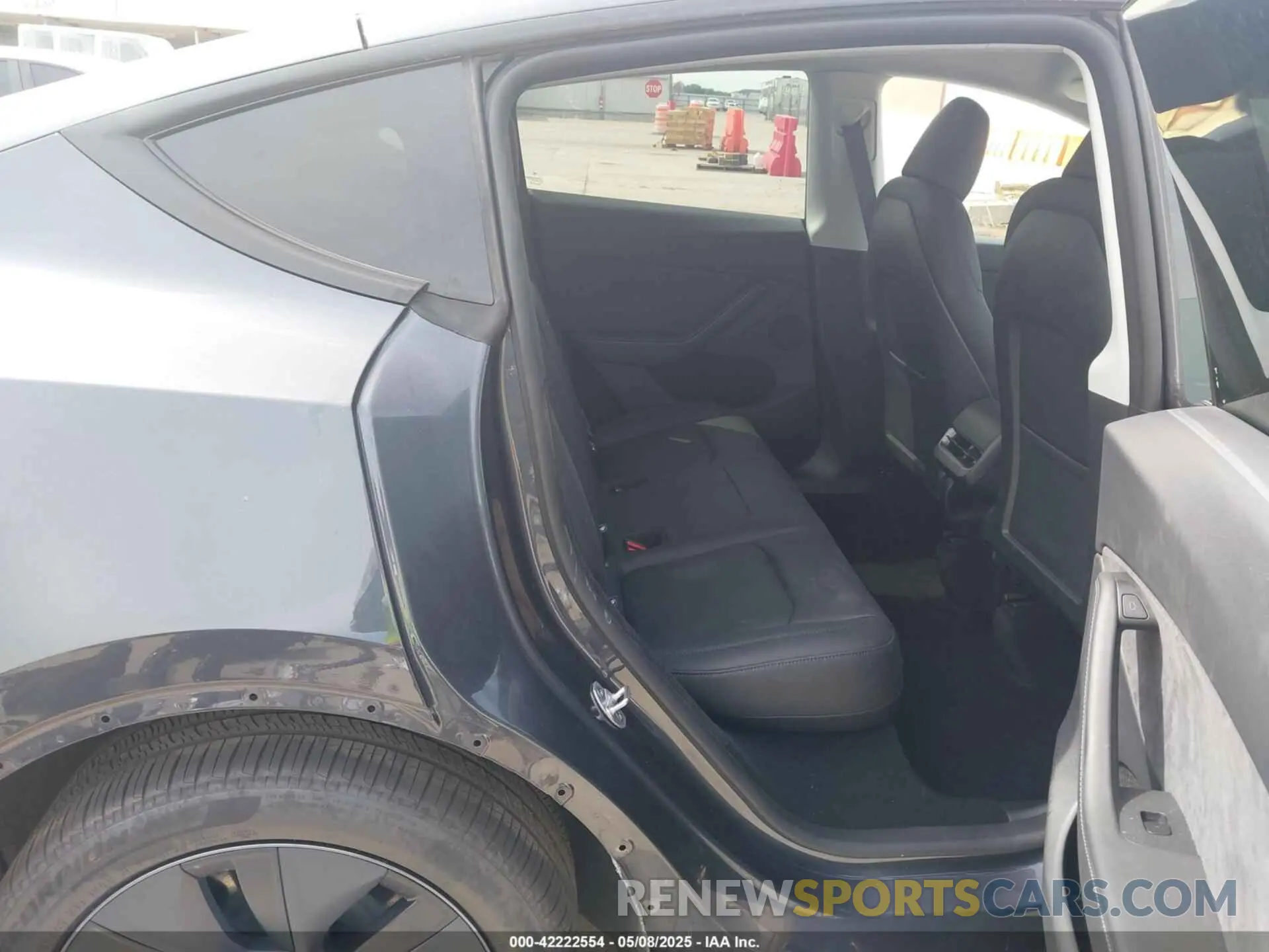 8 Photograph of a damaged car 7SAYGDEDXSA355554 TESLA MODEL Y 2025