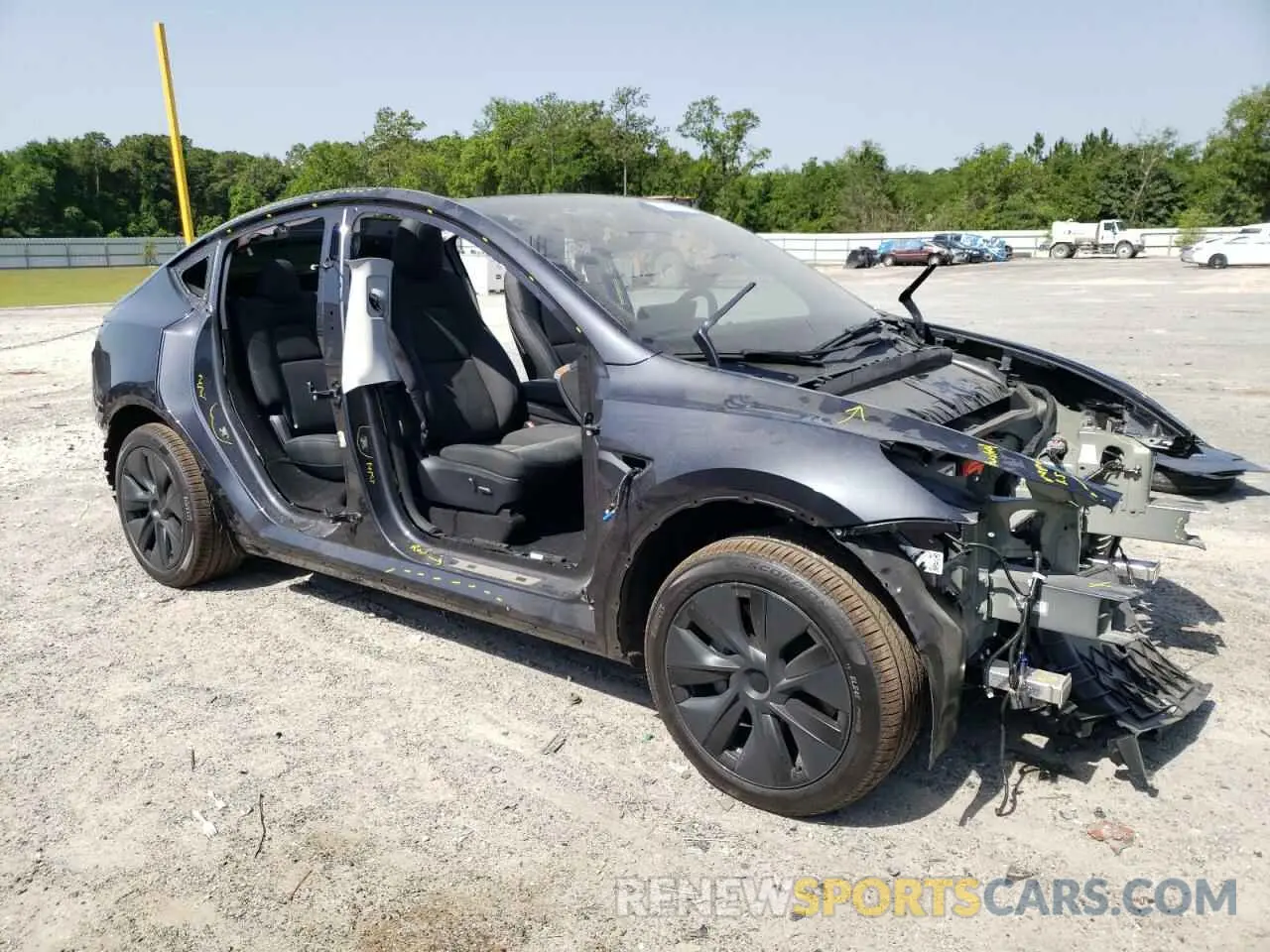 4 Photograph of a damaged car 7SAYGDEE0SA367575 TESLA MODEL Y 2025