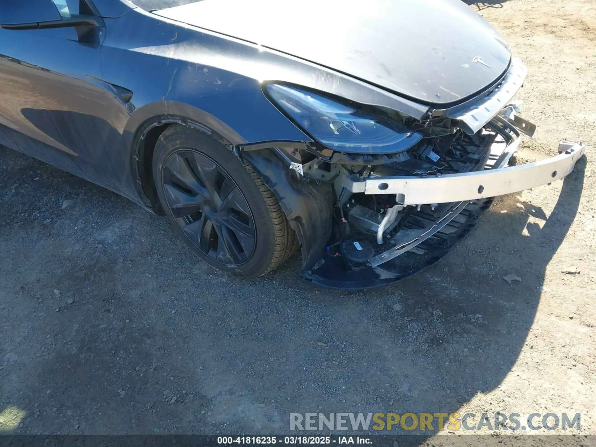 19 Photograph of a damaged car 7SAYGDEE1SA351255 TESLA MODEL Y 2025