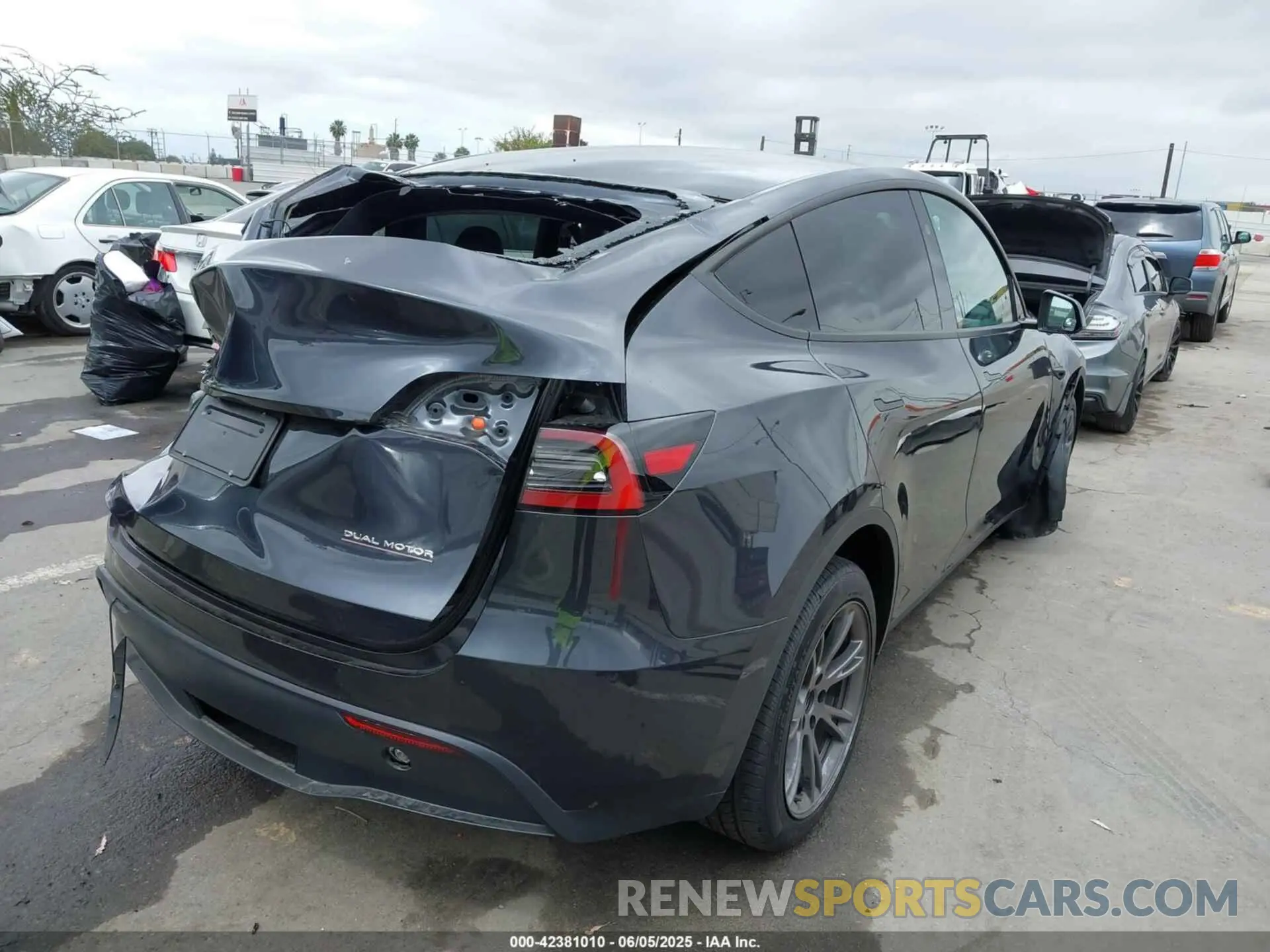 4 Фотография поврежденного автомобиля 7SAYGDEE1SF285163 TESLA MODEL Y 2025