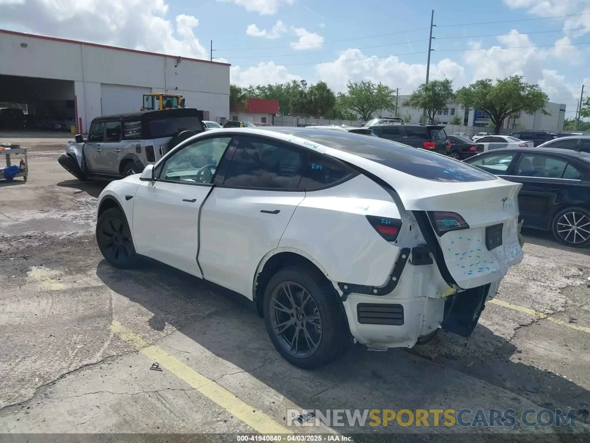 3 Photograph of a damaged car 7SAYGDEE2SA337378 TESLA MODEL Y 2025